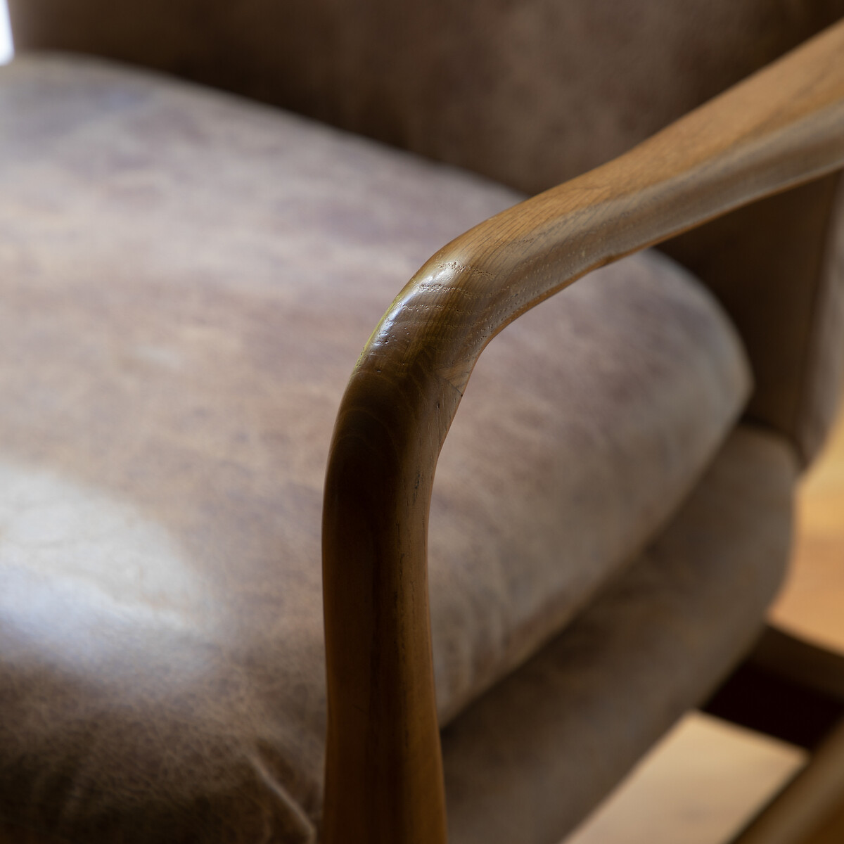 Jeni Mid Century Leather Armchair walnut, ÉDITÉ