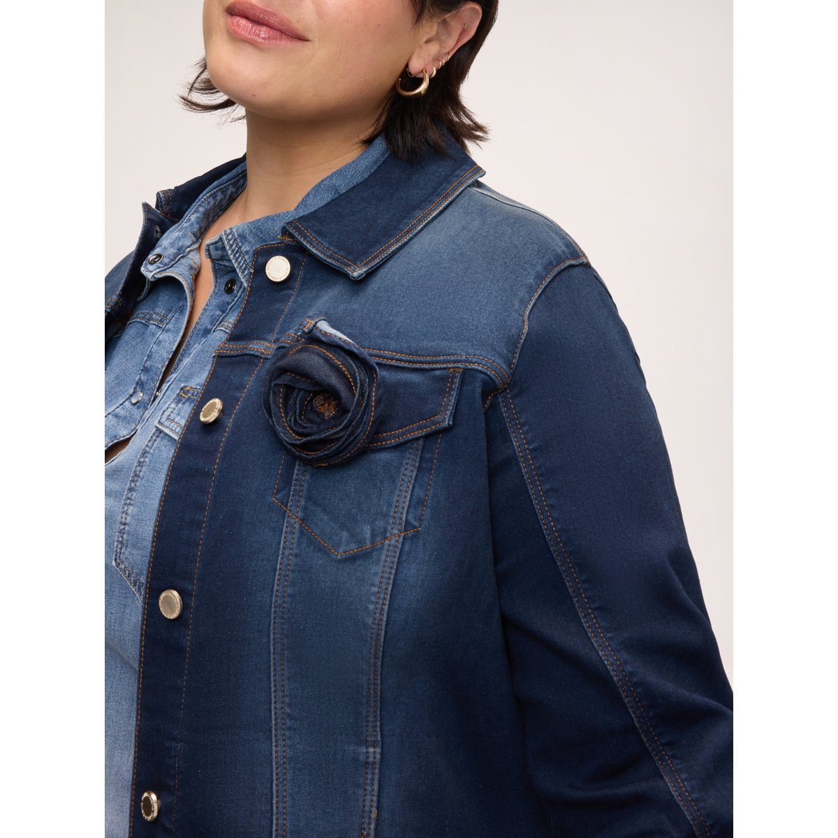 Veste avec broche florale bleu, FIORELLA RUBINO