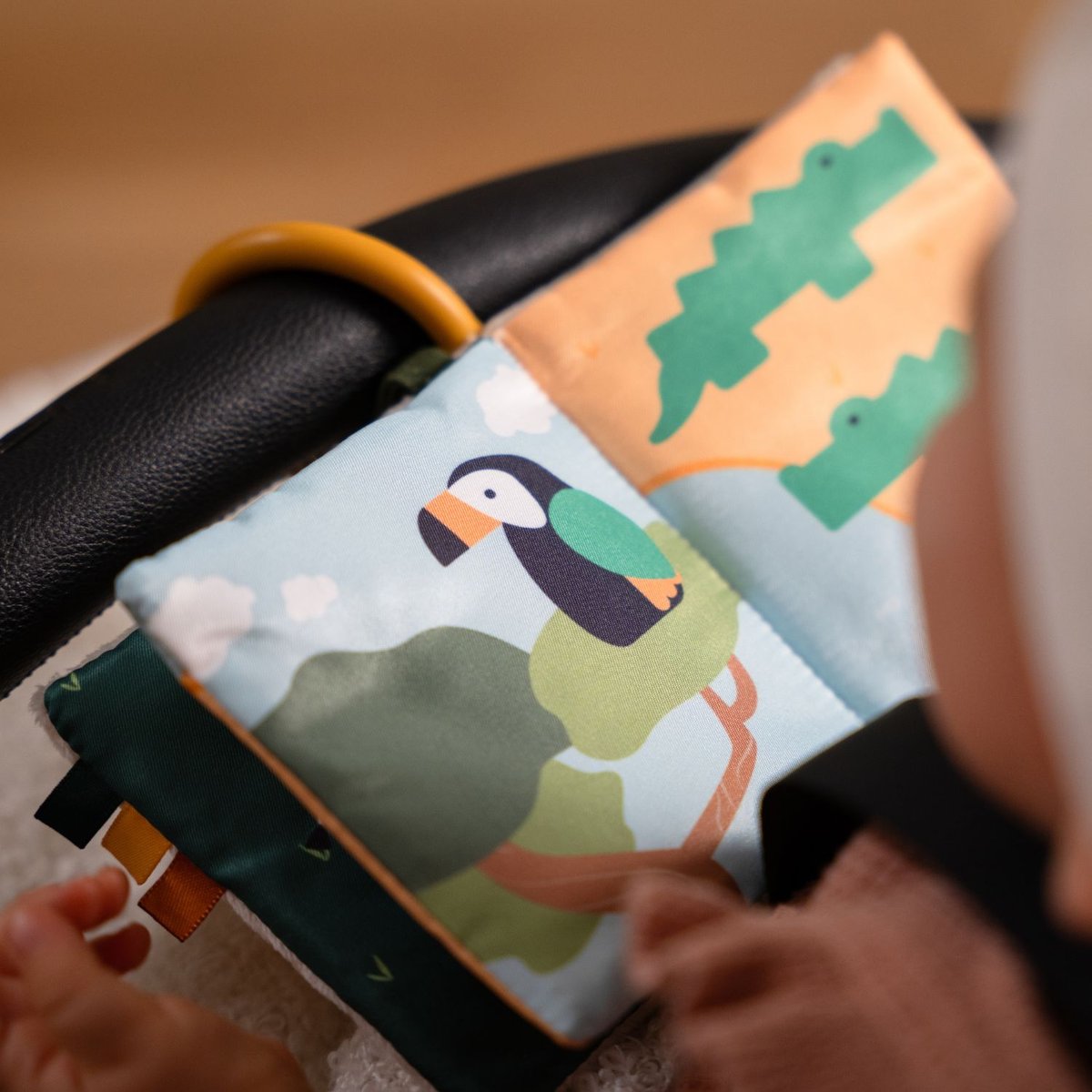 Livre en tissu jaune, marron, noir, LITTLE BIG FRIENDS
