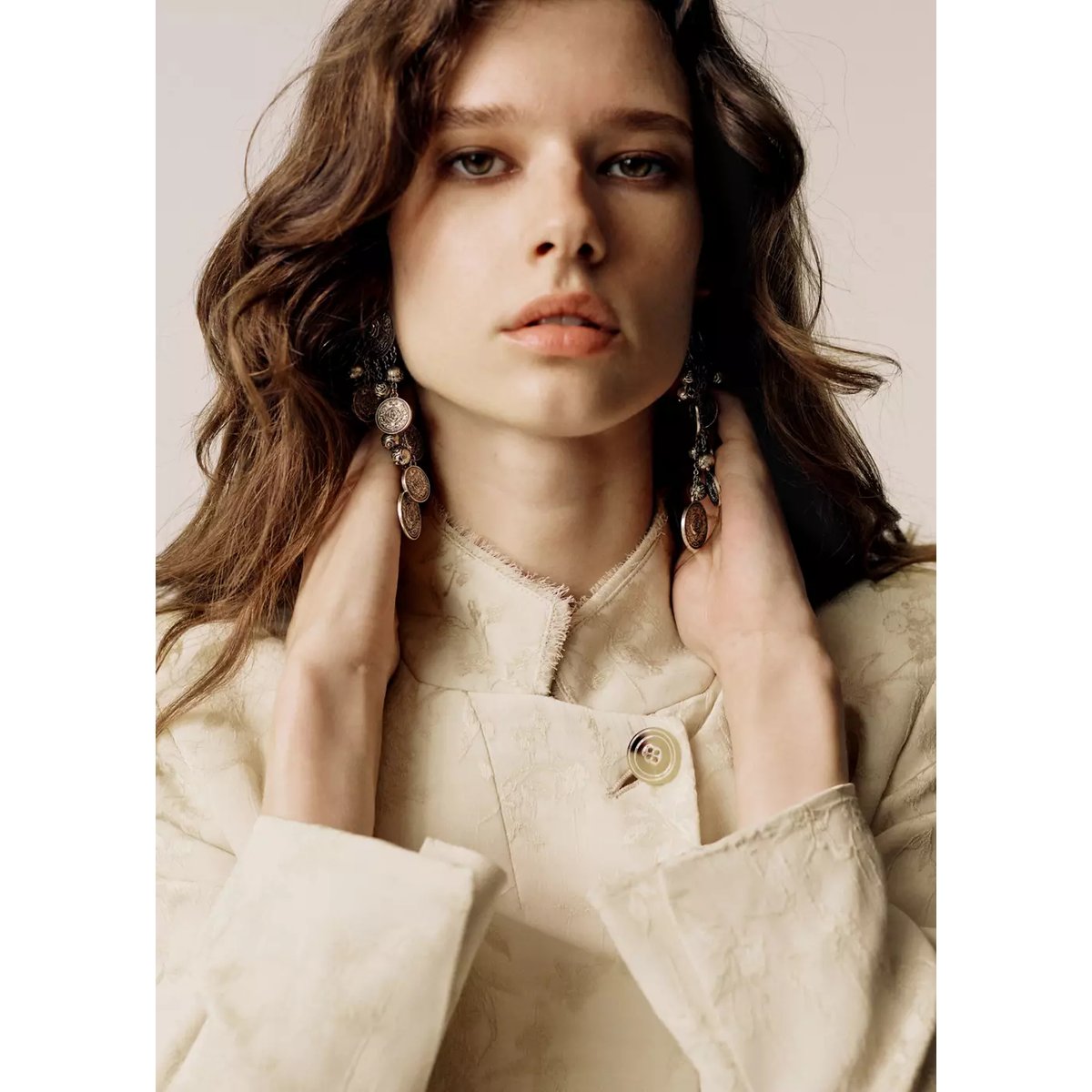 Boucles d'oreilles pendantes avec détails gravés argent, MANGO
