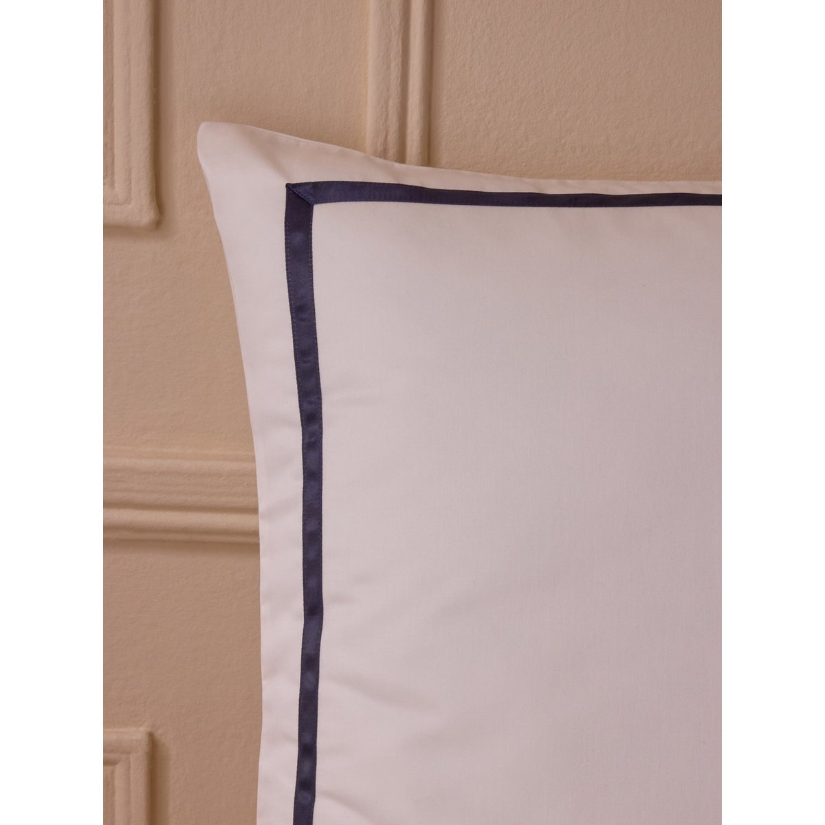Taie d'oreiller satin de coton "Léonore" ecru/marine, CYRILLUS