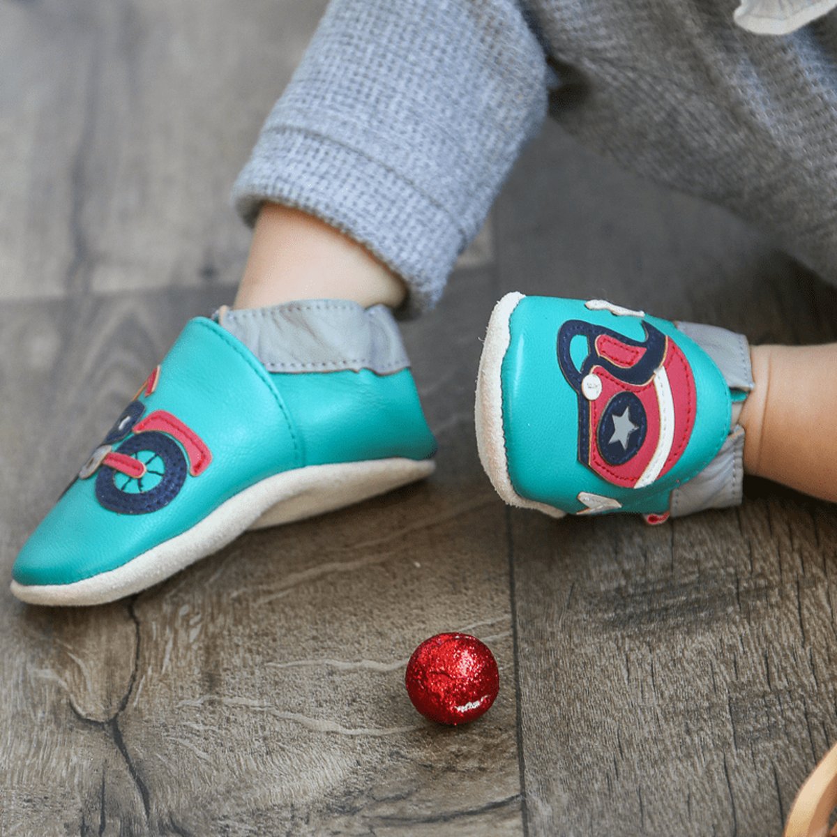 Chaussons bébé cuir souple Malo la moto vert, TICHOUPS