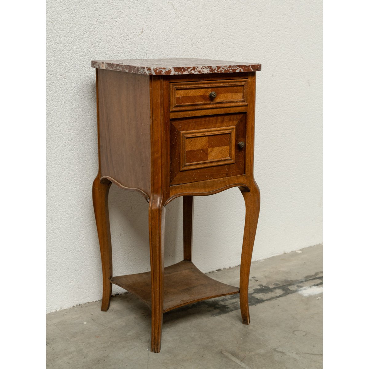 Table de chevet en bois et marbre rouge tacheté Odile N°1615 - Bon état bois foncé, DEBONGOUT