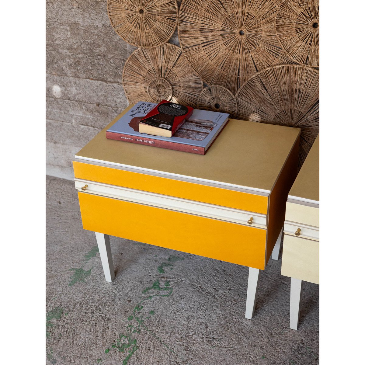 Paire de tables de chevet des années 70 Maïa N°1565 - Bon état jaune, DEBONGOUT