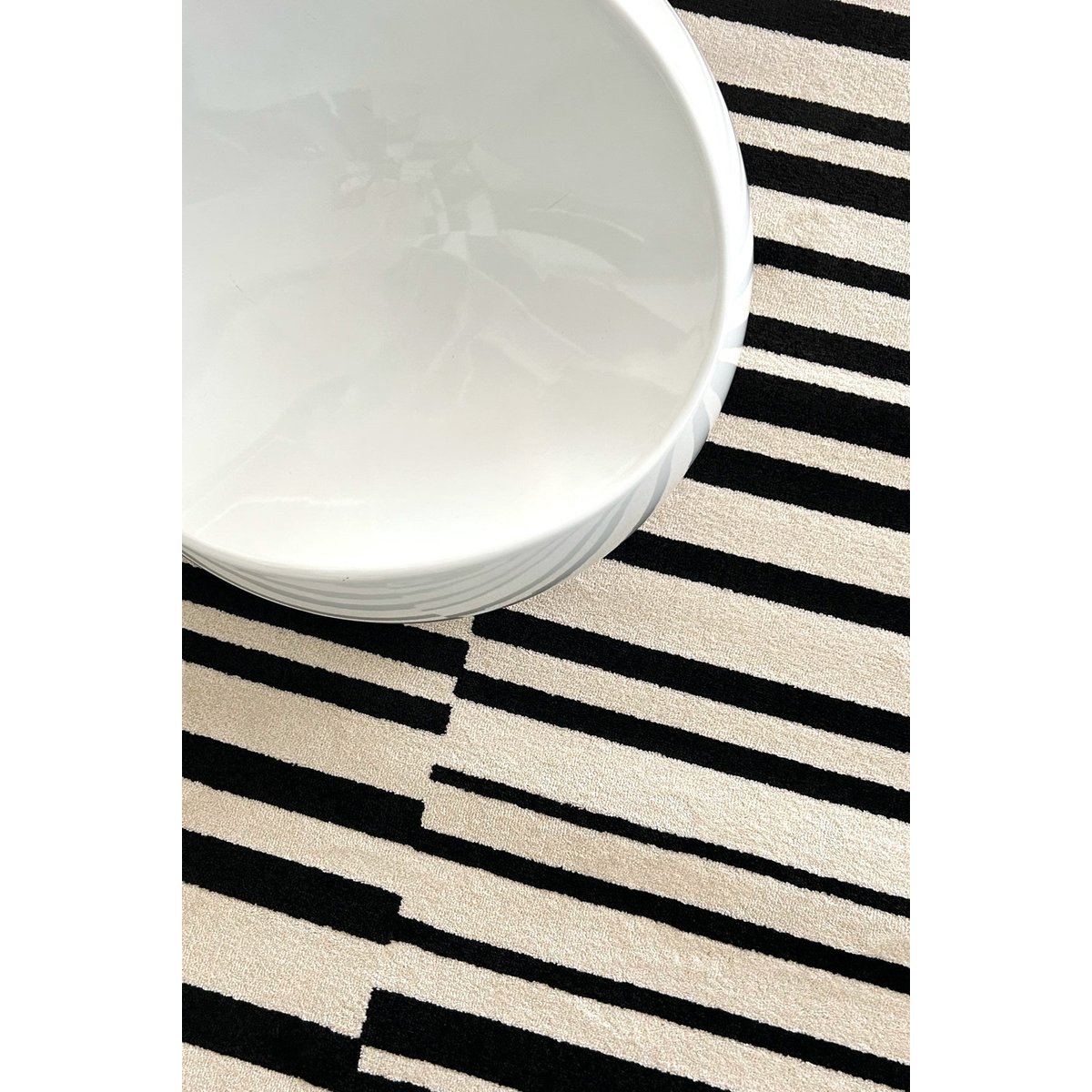 Tapis design bicolore et graphique INTERVAL noir intense, AFK LIVING