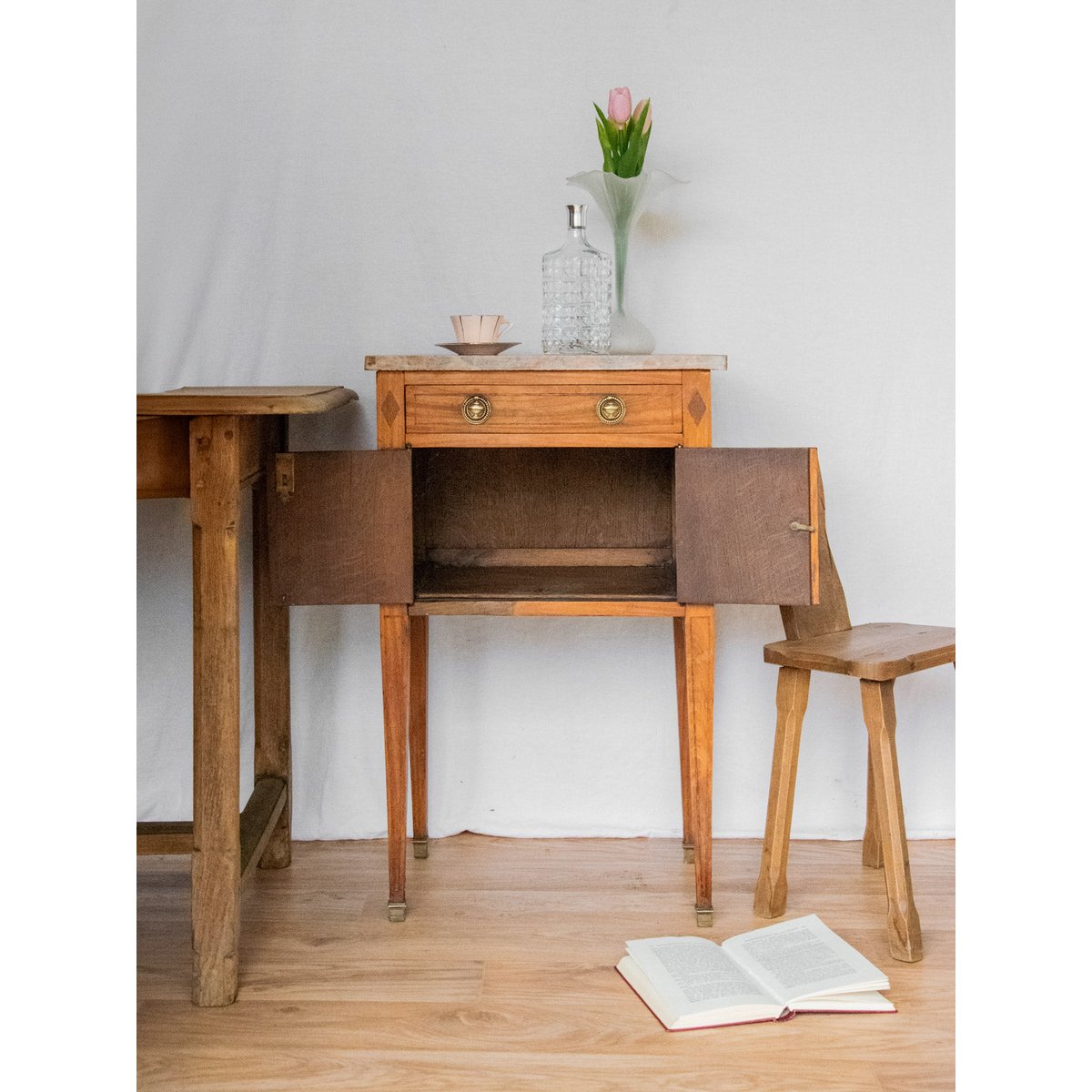 Table de chevet en bois Odile N°648 - Bon état bois foncé, DEBONGOUT