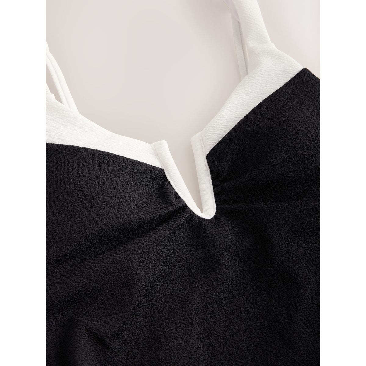 Maillot de bain à détail en u effet gainant pointes noires/crème, NEXT
