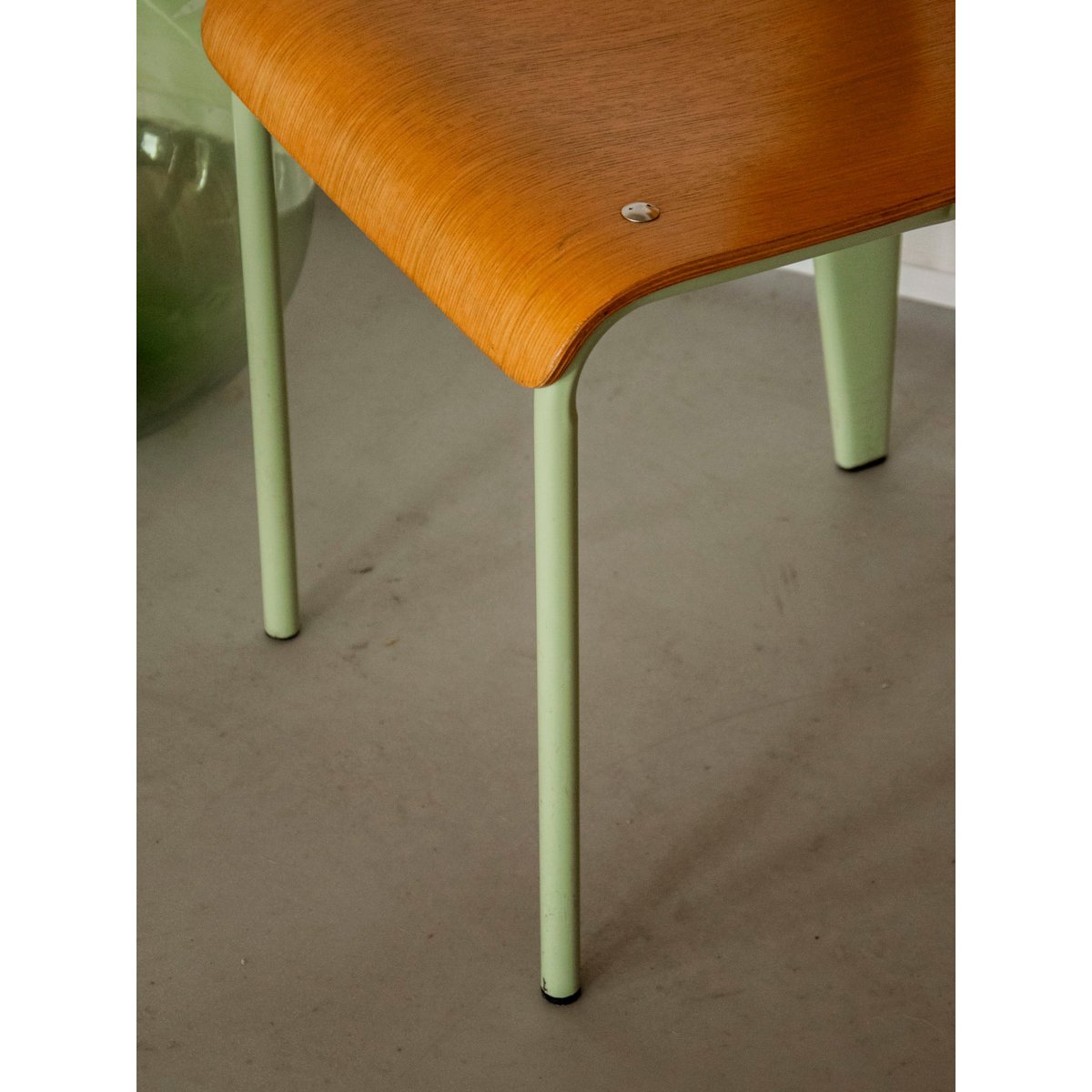 Chaise aux pieds vert menthe Alma N°1920 - Bon état vert, DEBONGOUT