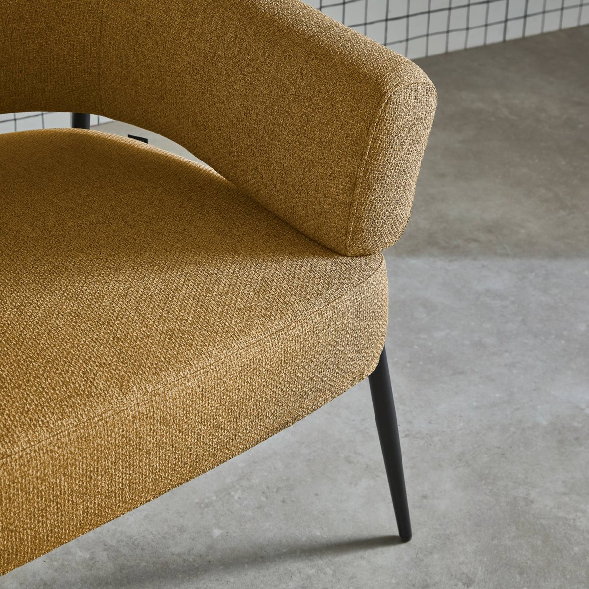 Fauteuil tissu dossier incurvé piétement métal CRISTO moutarde, SWEEEK