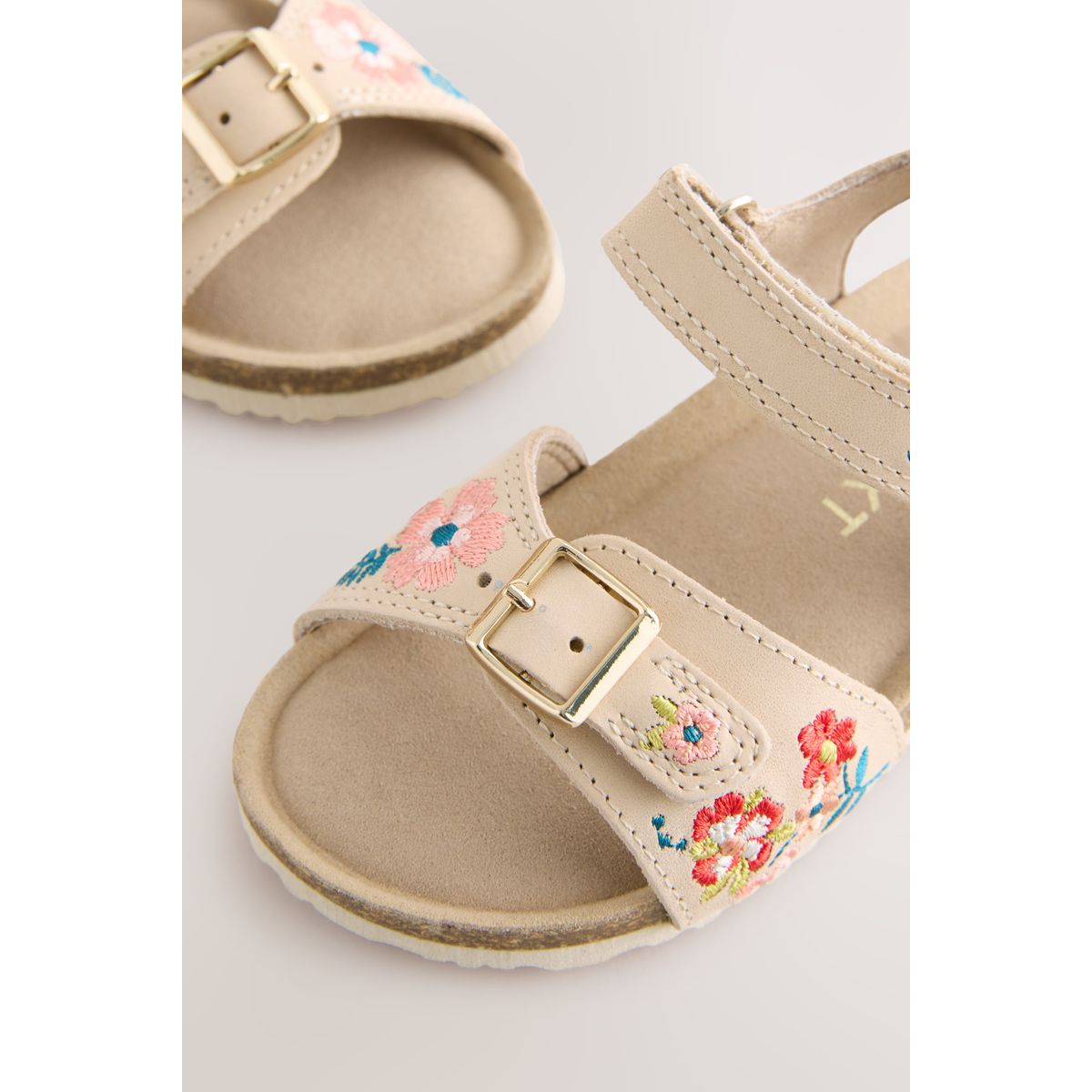 Sandales à scratch avec assise en liège broderie en cuir neutre, NEXT