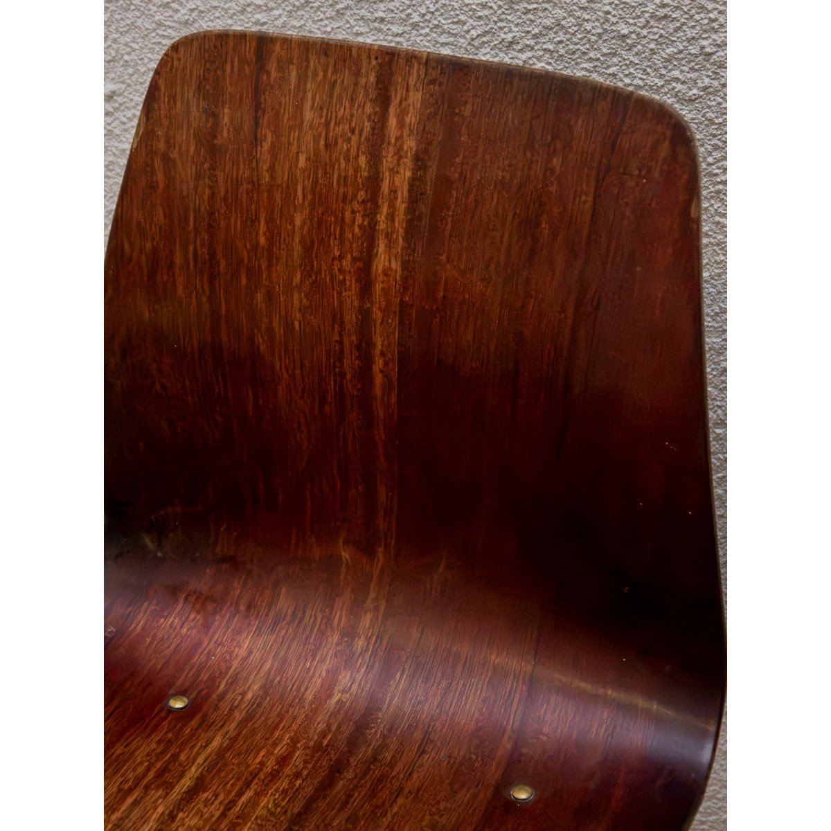 Paire de chaises en contreplaqué foncé Alma N°2105 - Bon état bois foncé, DEBONGOUT