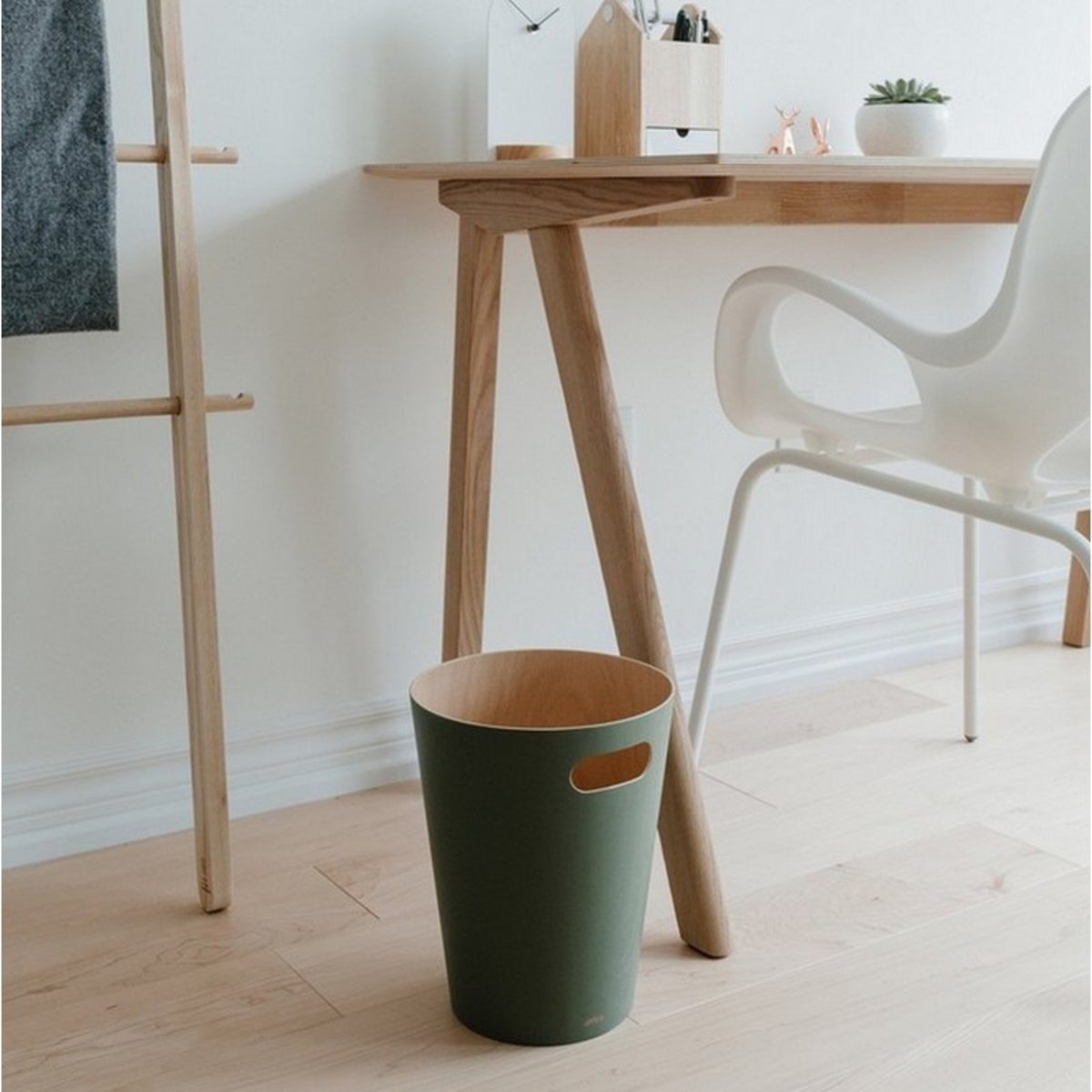 Corbeille bois  WOODROW gris foncé, UMBRA