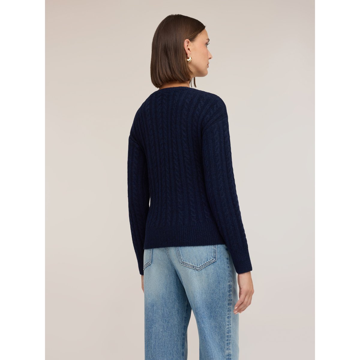 Pull tressé bleu, MOTIVI