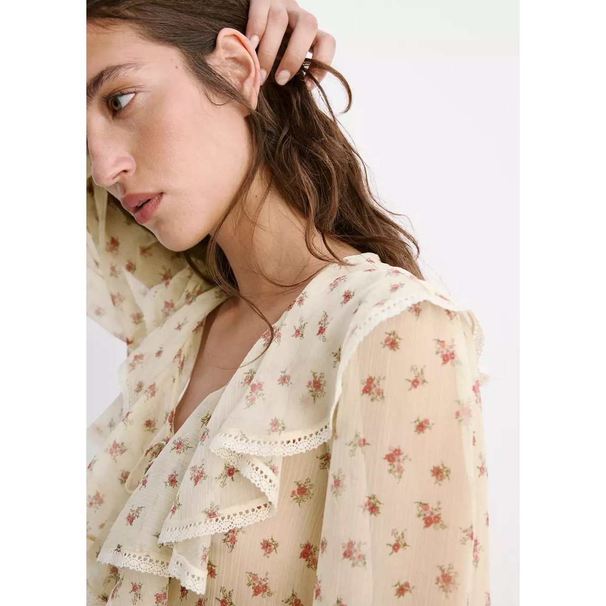 Blouse à fleurs volantée jaune, MANGO