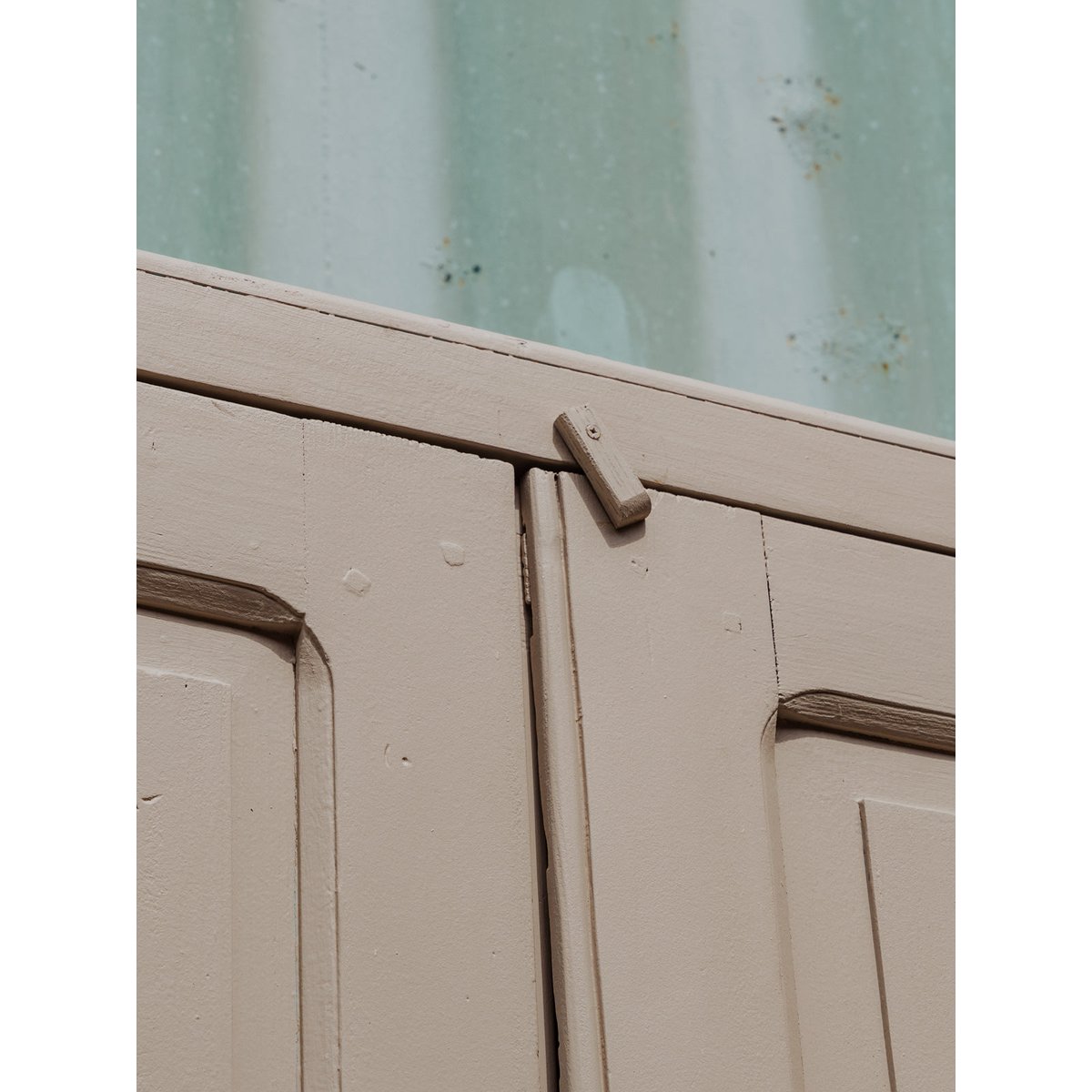 Armoire en bois beige Blandine N°428 - Bon état bois foncé, DEBONGOUT