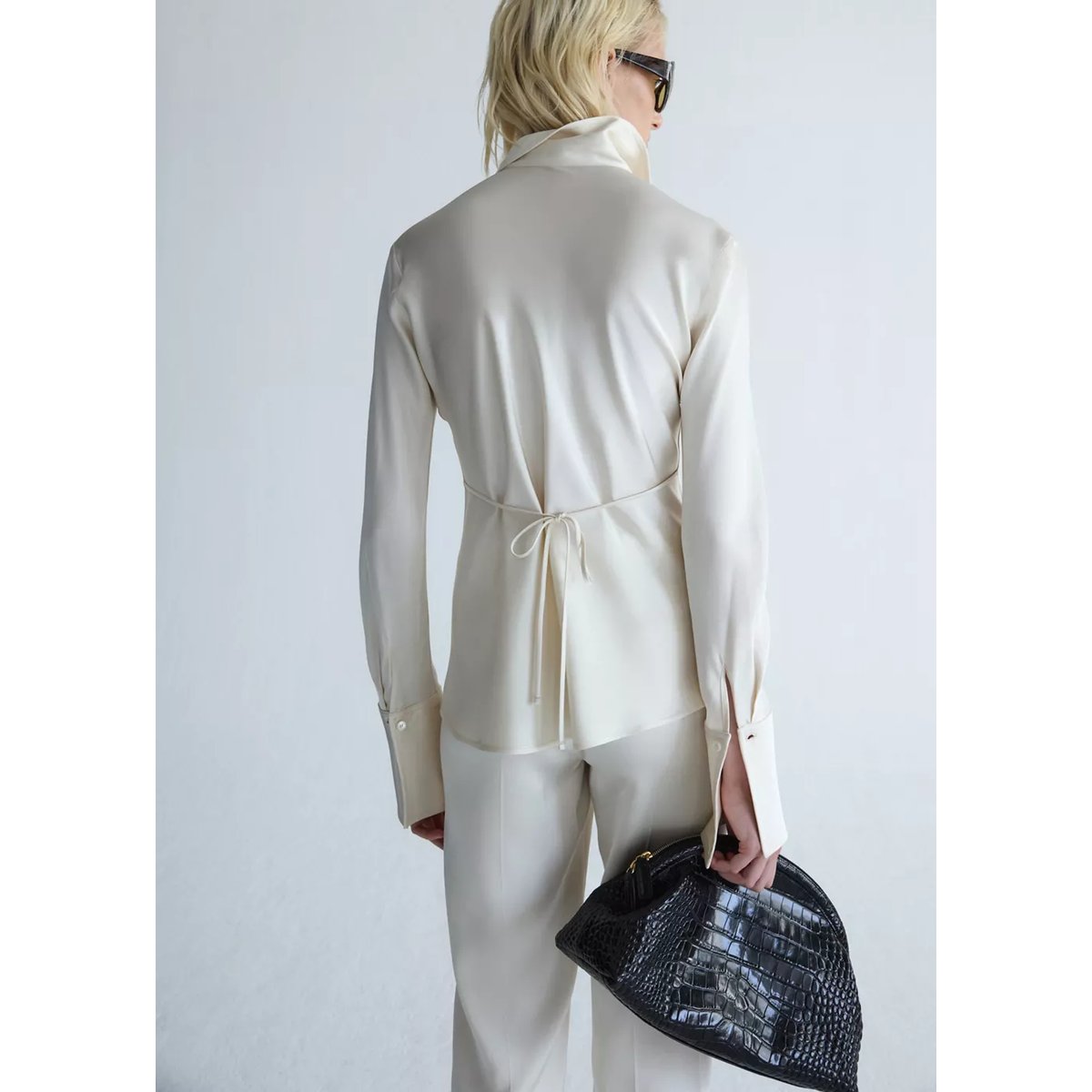 Chemise satinée nœud au dos écru, MANGO