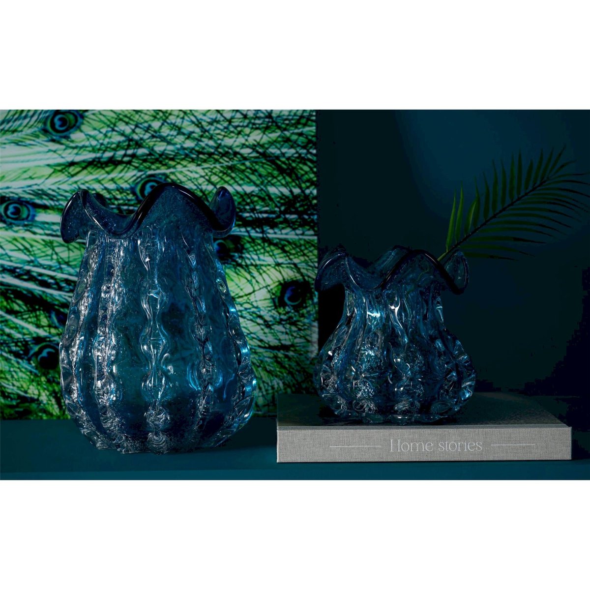 Vase en verre ondulé bleu, RECOLLECTION