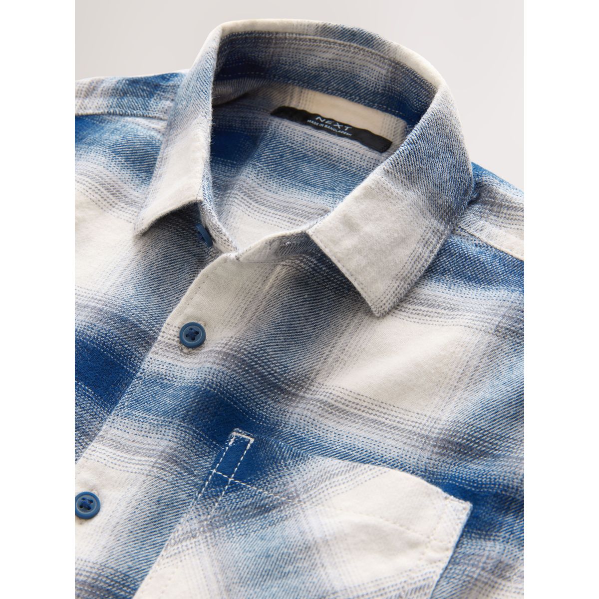 Chemise manches longues en coton à carreaux bleu/écru, NEXT
