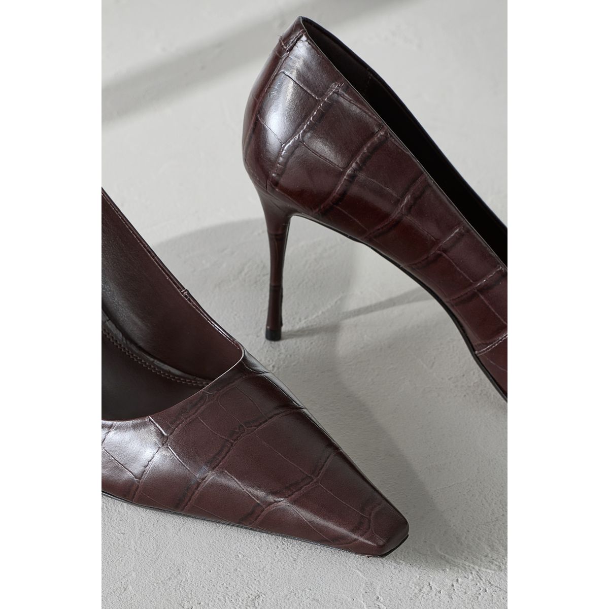 Escarpins pointus en cuir effet croco marron chocolat, NEXT