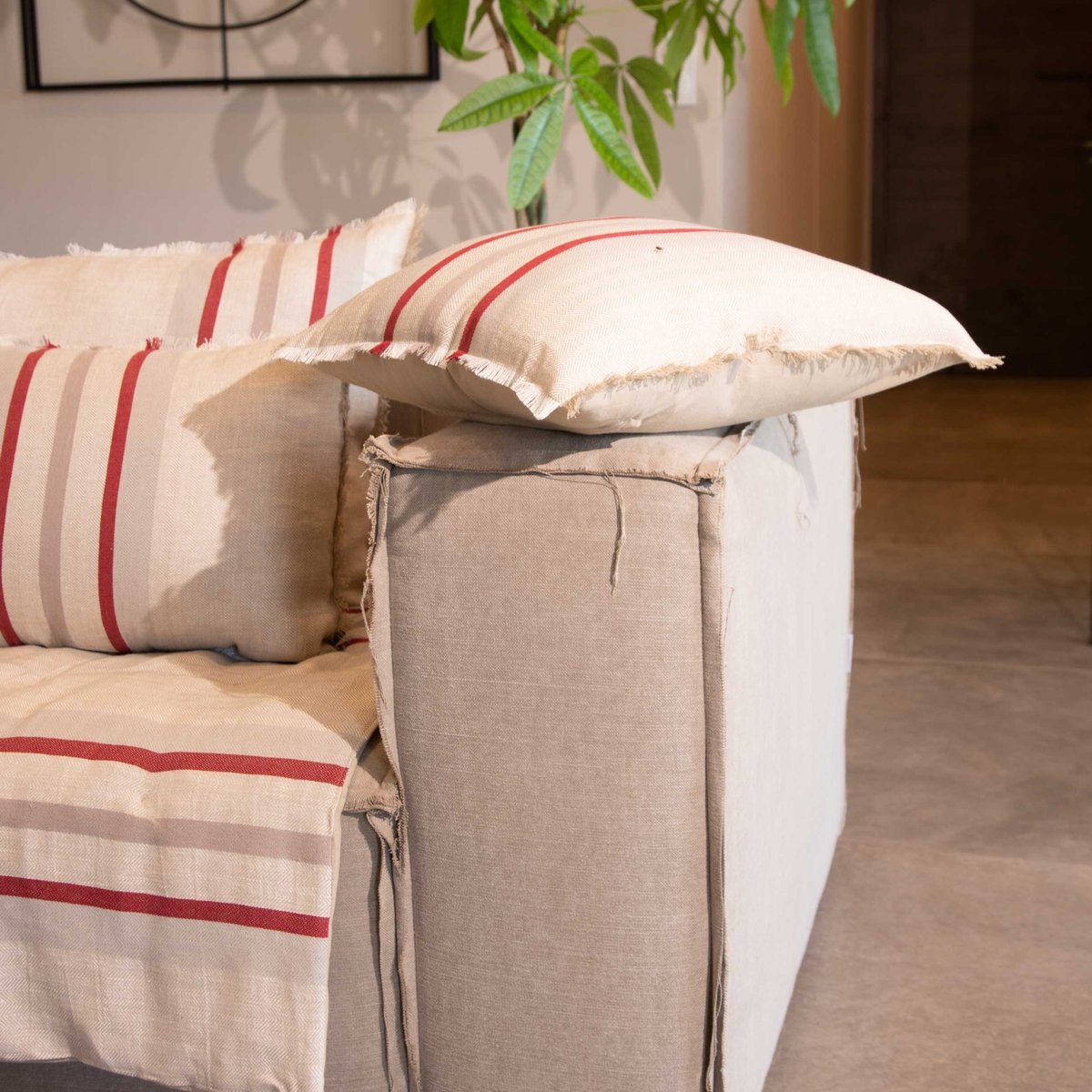 Coussin rayé en lin et coton rouge, SUD ETOFFE