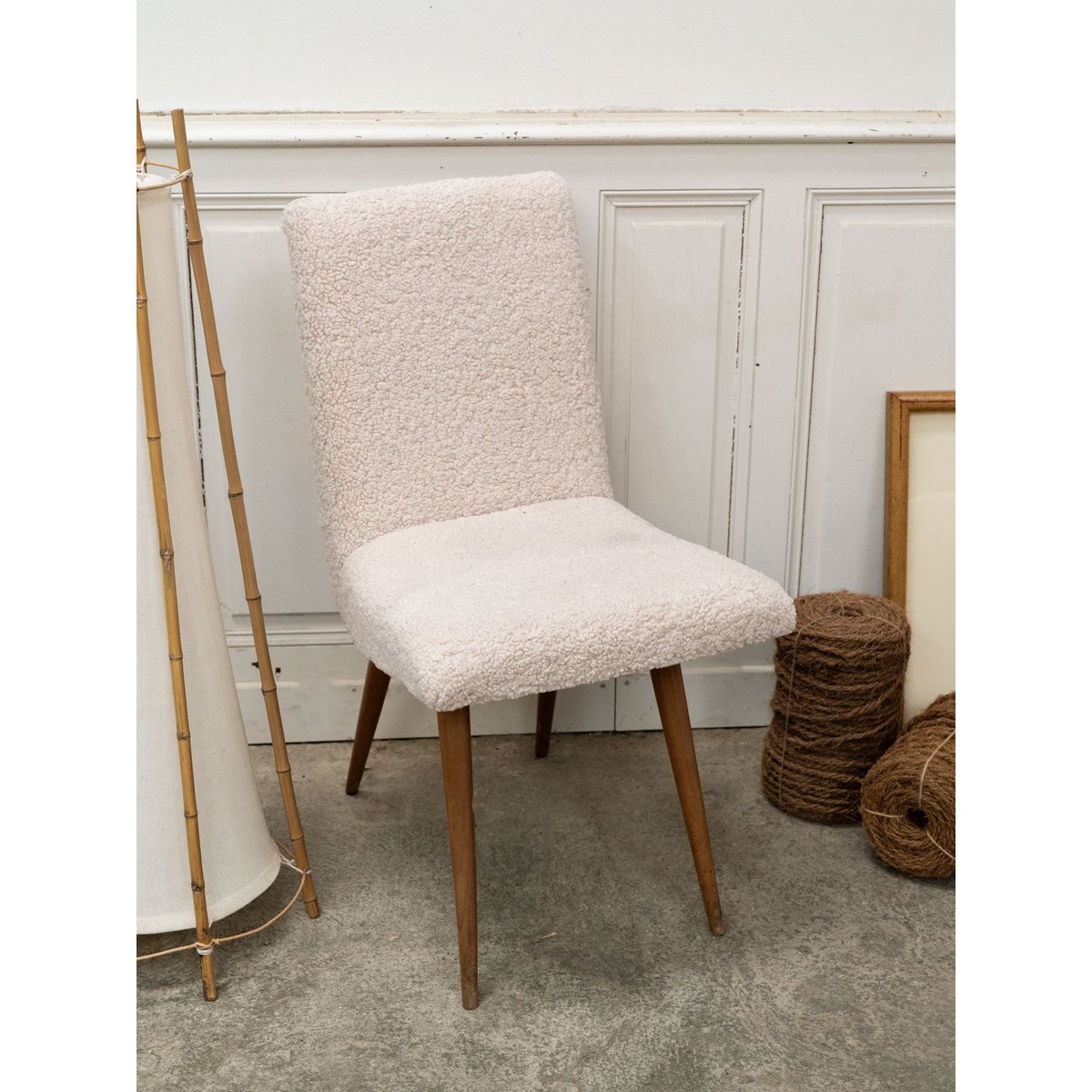 Paire de chaises en tissu bouclette blanc Alma N°1691 - Bon état blanc, DEBONGOUT