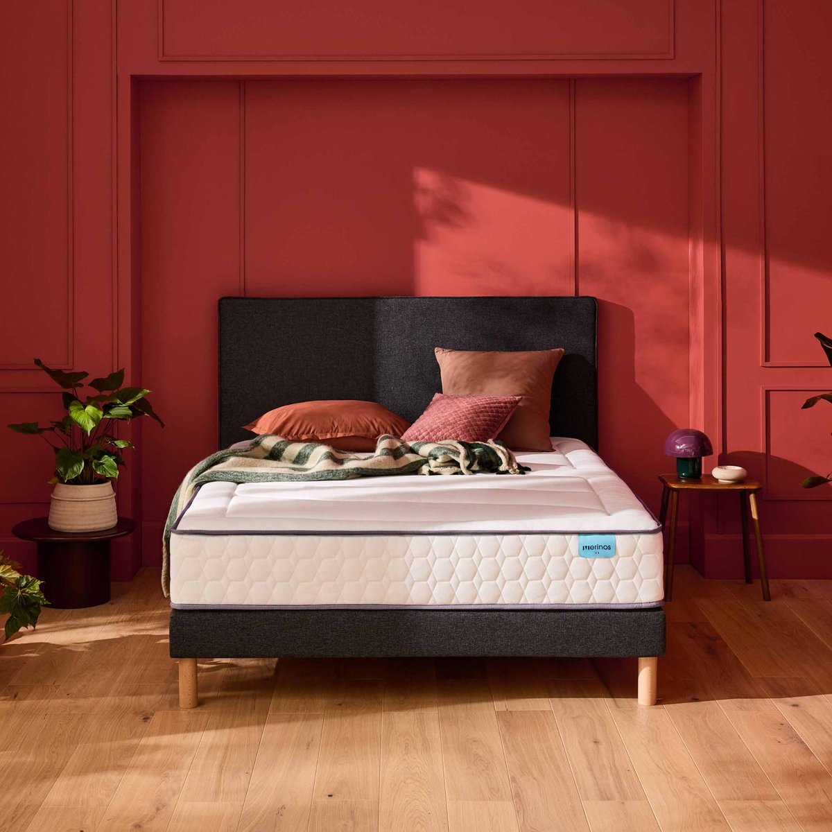 Ensemble matelas ressorts ensachés et mémoire de forme BEAUTY BED, sommier medium et pieds blanc, MERINOS
