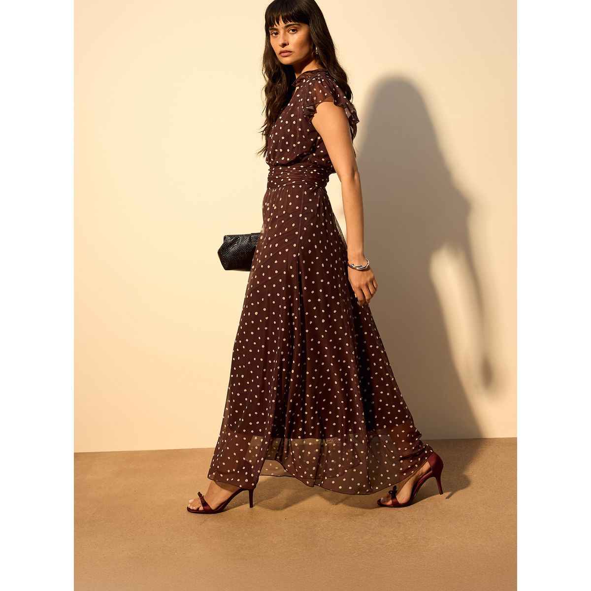 Robe longue imprimée à col v en tulle plissée tache brun chocolat, NEXT
