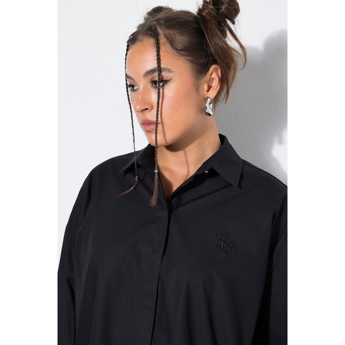 Chemise, coupe oversize, broderie SU noir, STUDIO UNTOLD