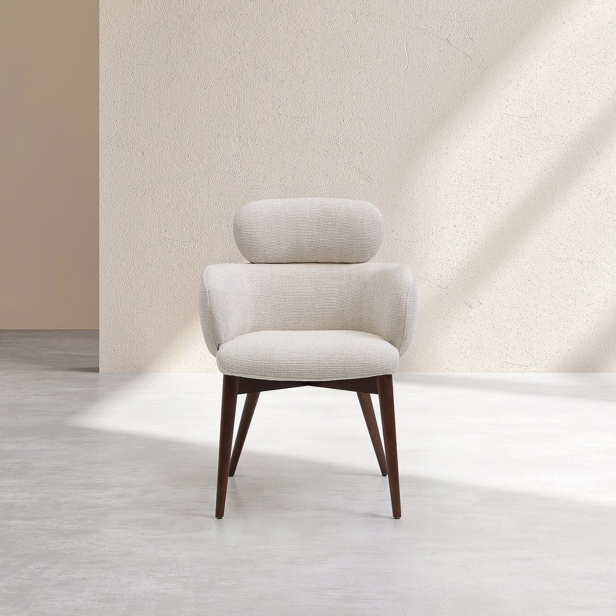 Lot de 2 chaises en tissu et bois massif couleur noyer avec accoudoirs FLORE beige, HABITAT