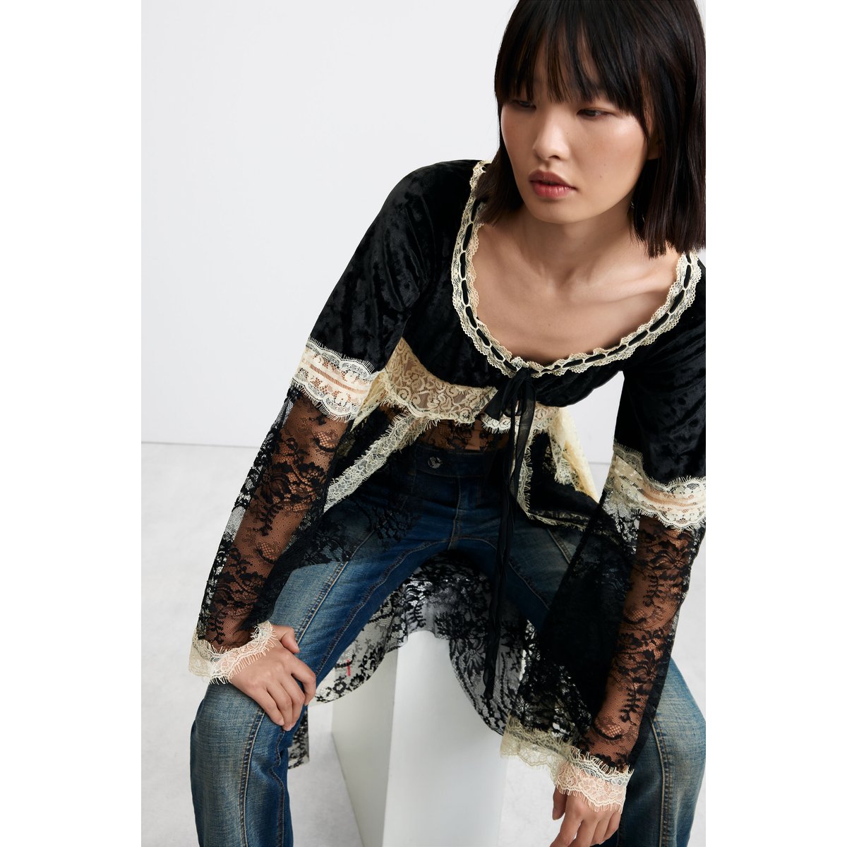 t-shirt en dentelle à col en V noir, DESIGUAL
