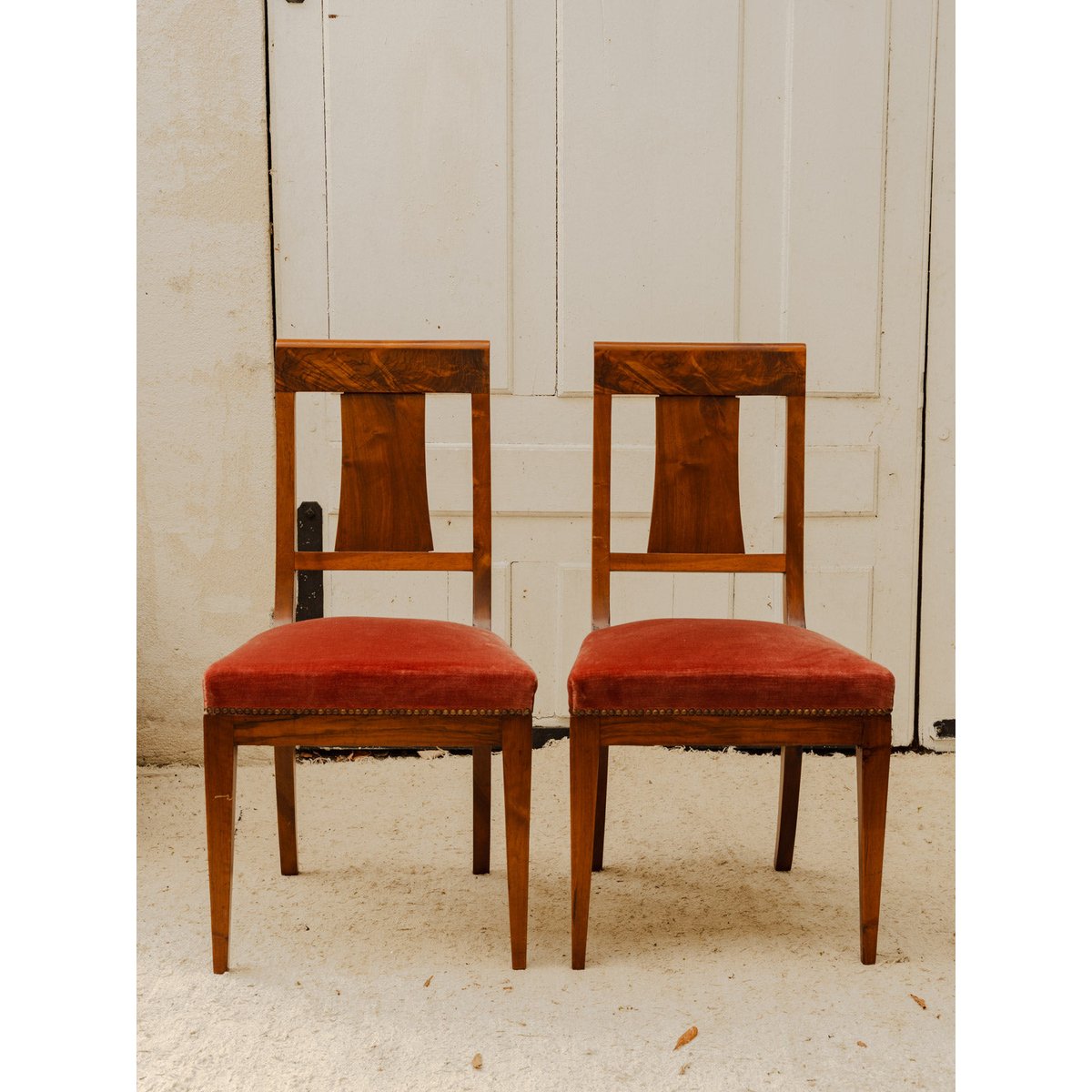 Lot de 3 chaises en bois et tissu rouge Claude N°1705 - Bon état bois foncé, DEBONGOUT