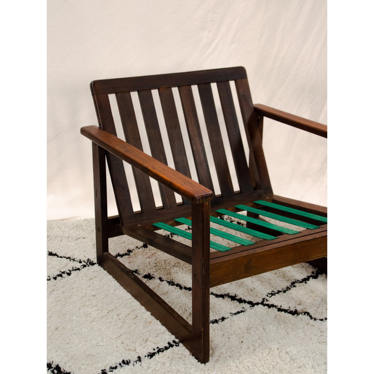 Fauteuil en pin et tissu Jakob N°1445 - Bon état bois foncé, DEBONGOUT