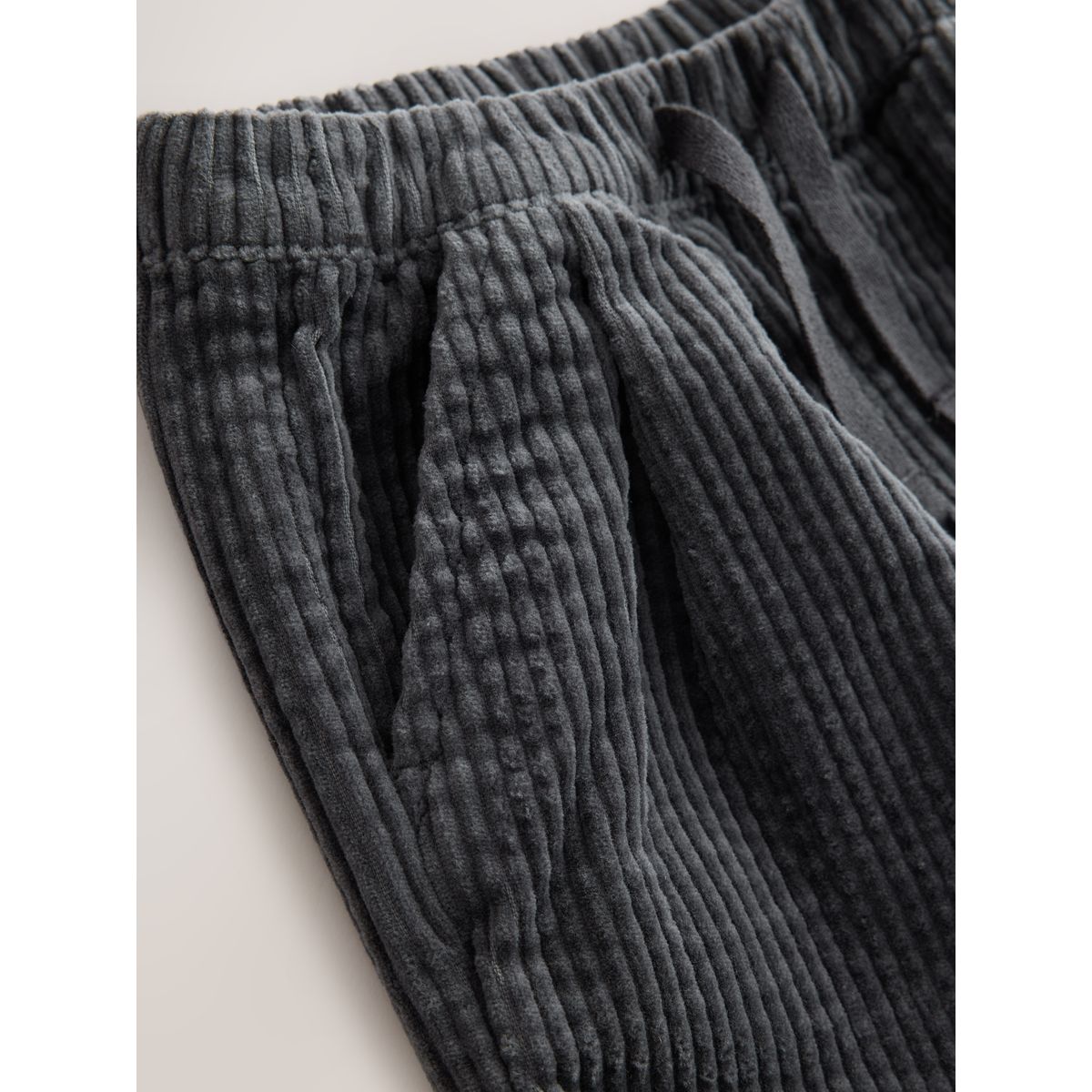 Pantalon en velours côtelé texturé gris anthracite, NEXT