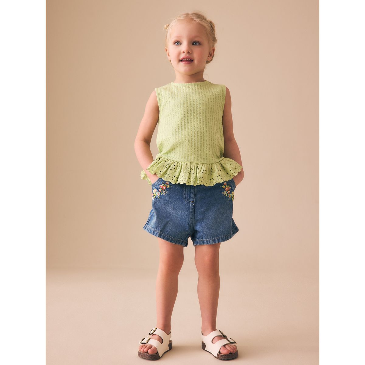 Short à enfiler fleur brodée denim bleu moyen, NEXT