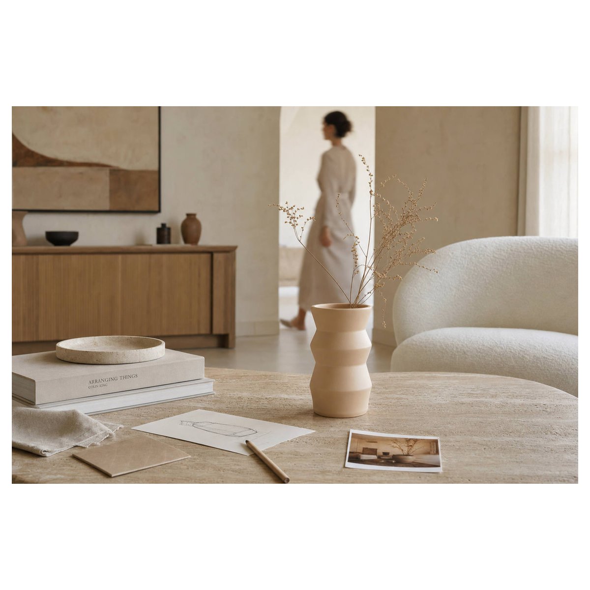 Vase en argile au relief sculptural sable, RECOLLECTION