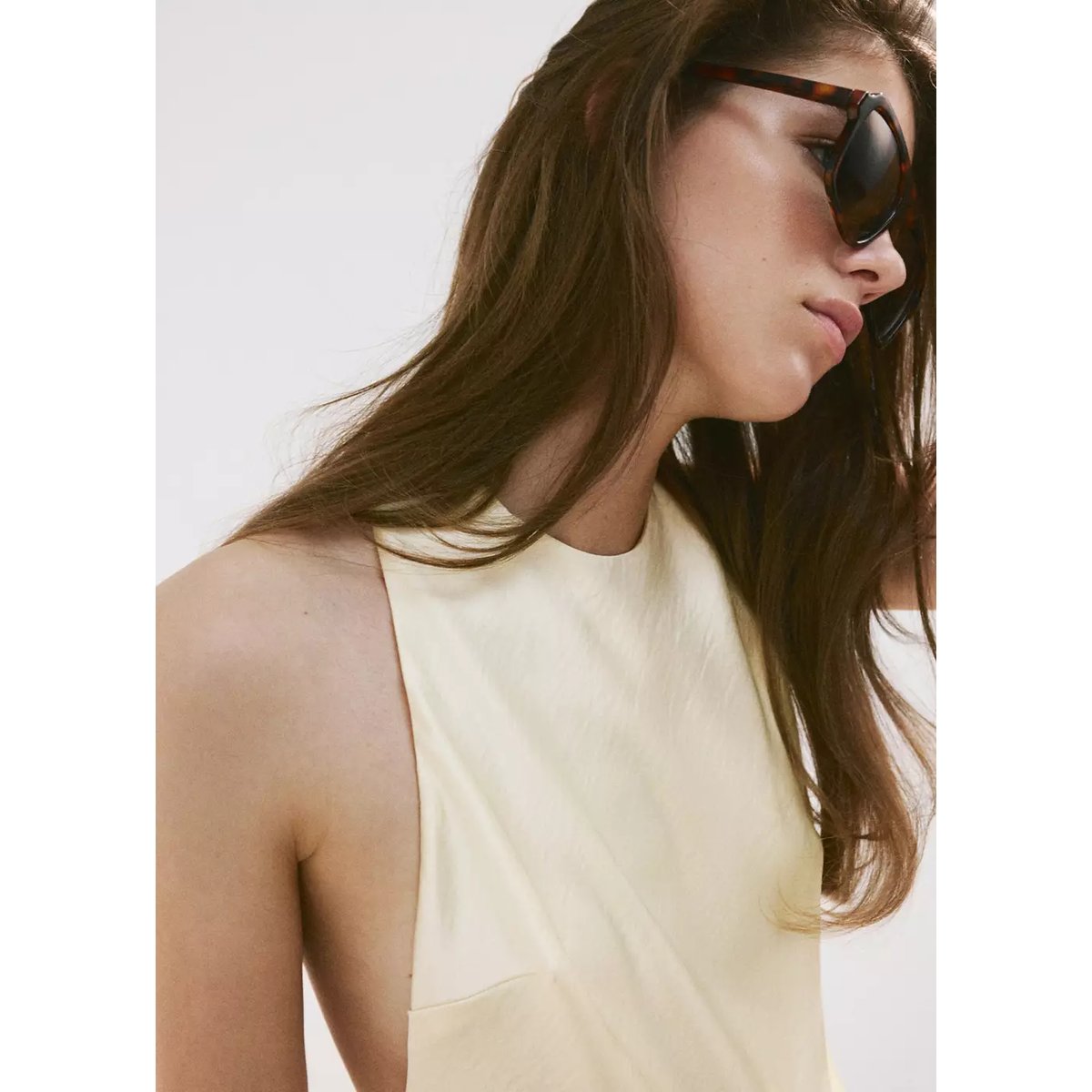 Robe satinée à détails sur le dos jaune pastel, MANGO