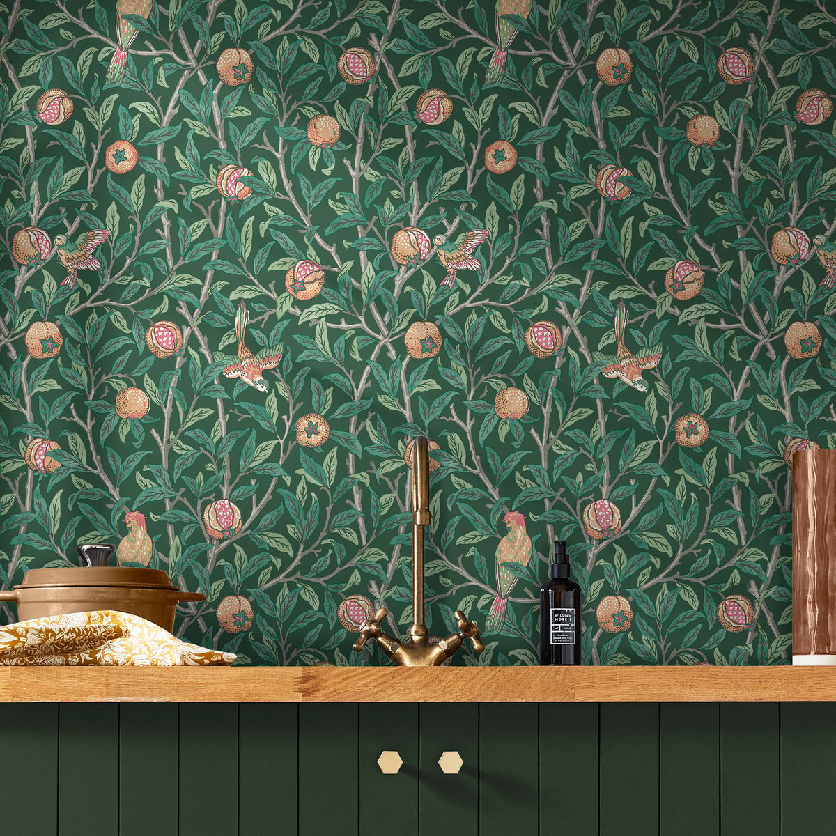 Papier peint Oiseaux et fleurs de grenadier du printemps vert, corail, WILLIAM MORRIS AT HOME