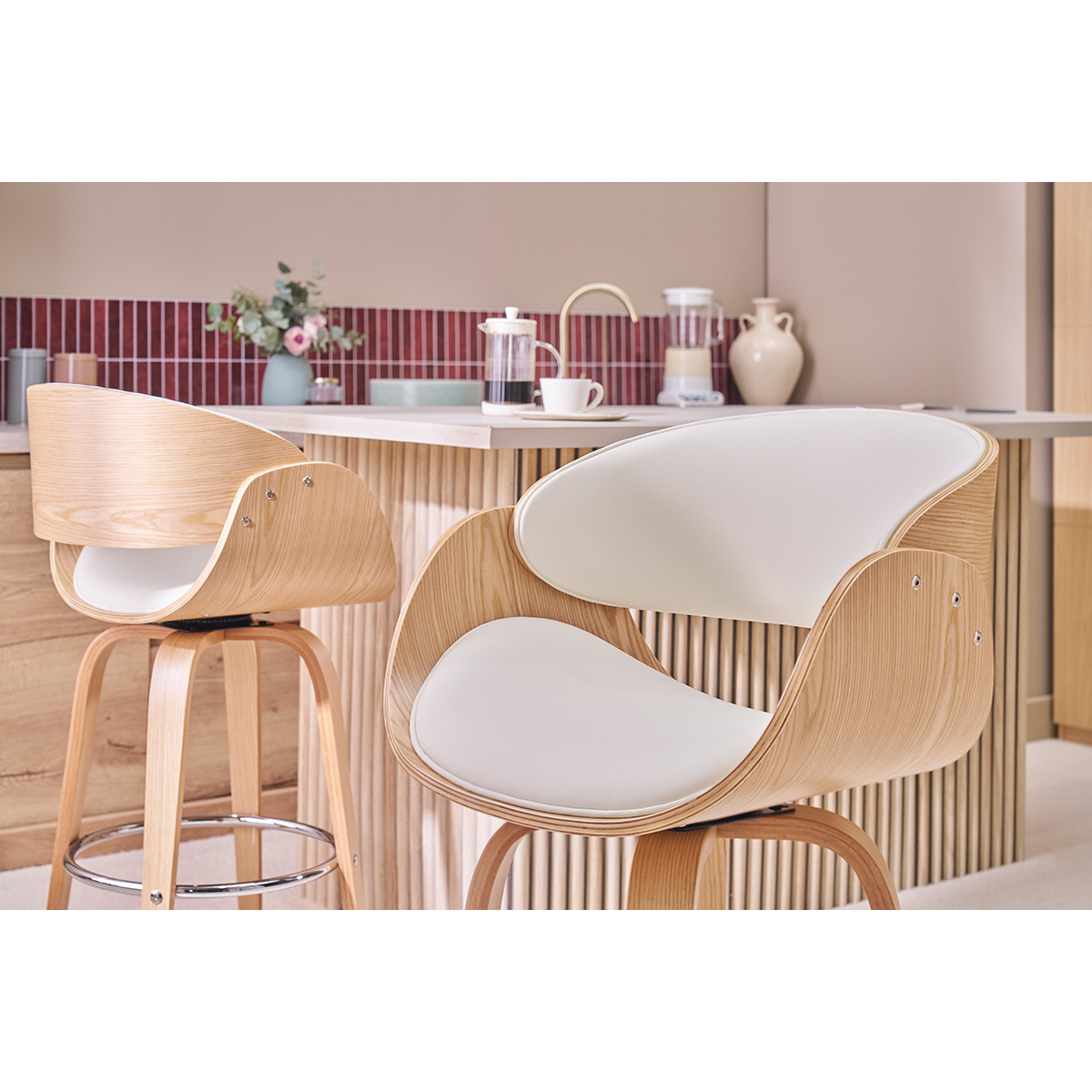 Tabouret de bar pivotant en tissu effet velours texturé beige et bois clair H69 cm BENT blanc, MILIBOO