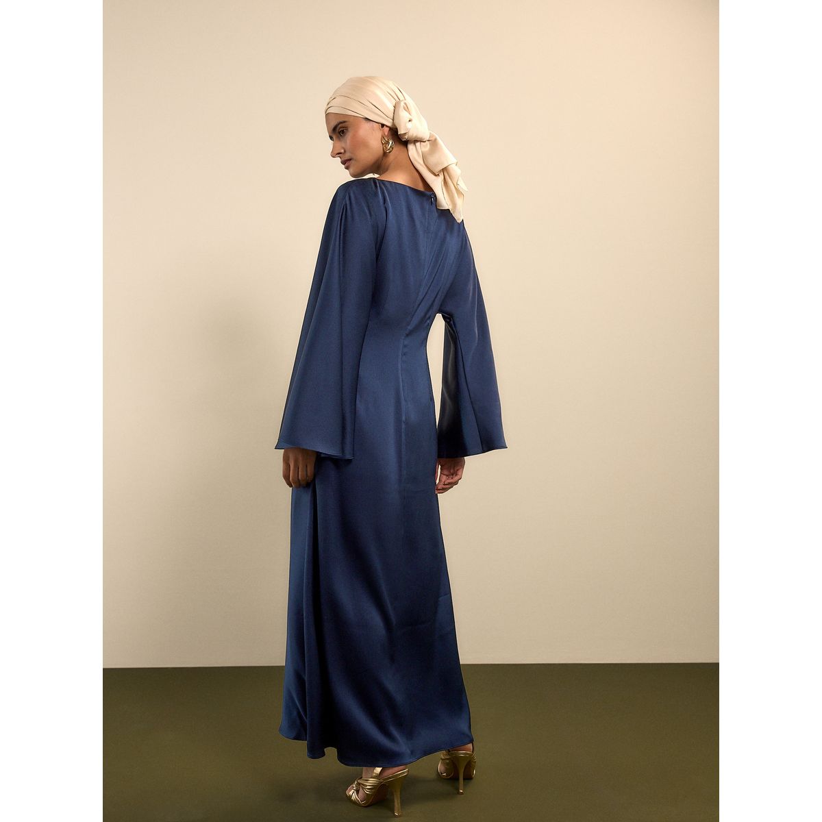 Robe longue en satin à manches longues bleu marine, NEXT