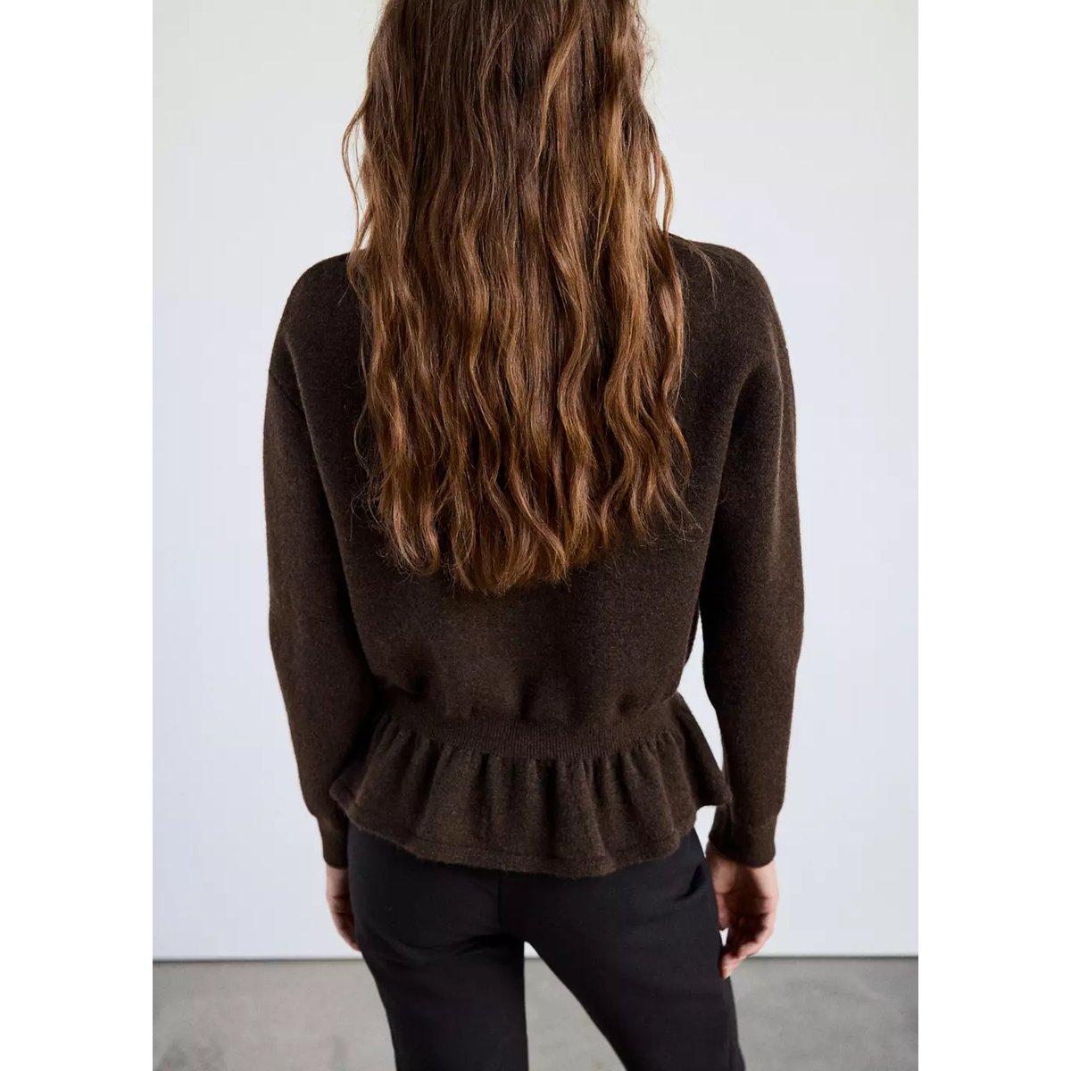 Veste en maille bas froncé chocolat, MANGO