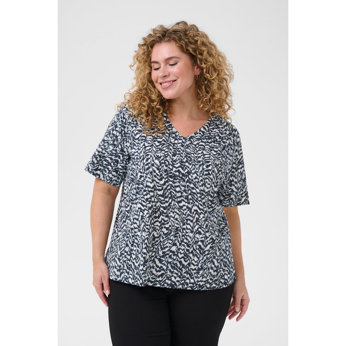 Blouse with short sleeve bleu/blanc graphic print, KAFFE CURVE