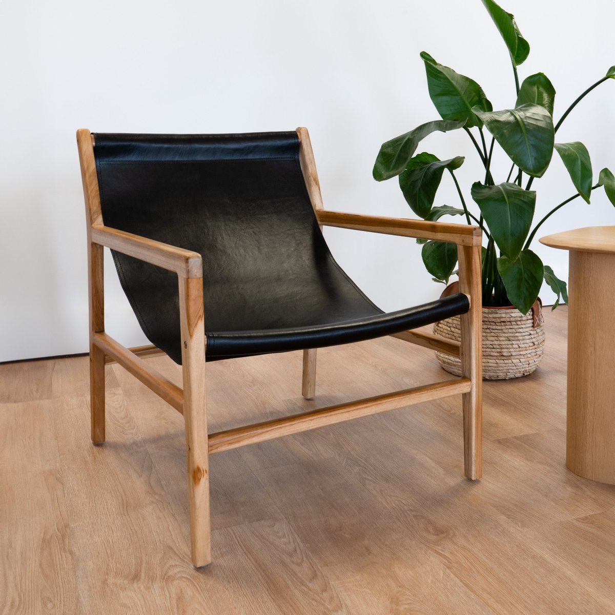 Fauteuil lounge en teck et cuir de vachette - APACHE noir, MAISON PAVANE