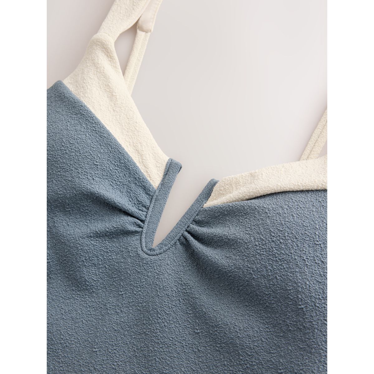 Maillot de bain à détail en u effet gainant bleu/écru, NEXT