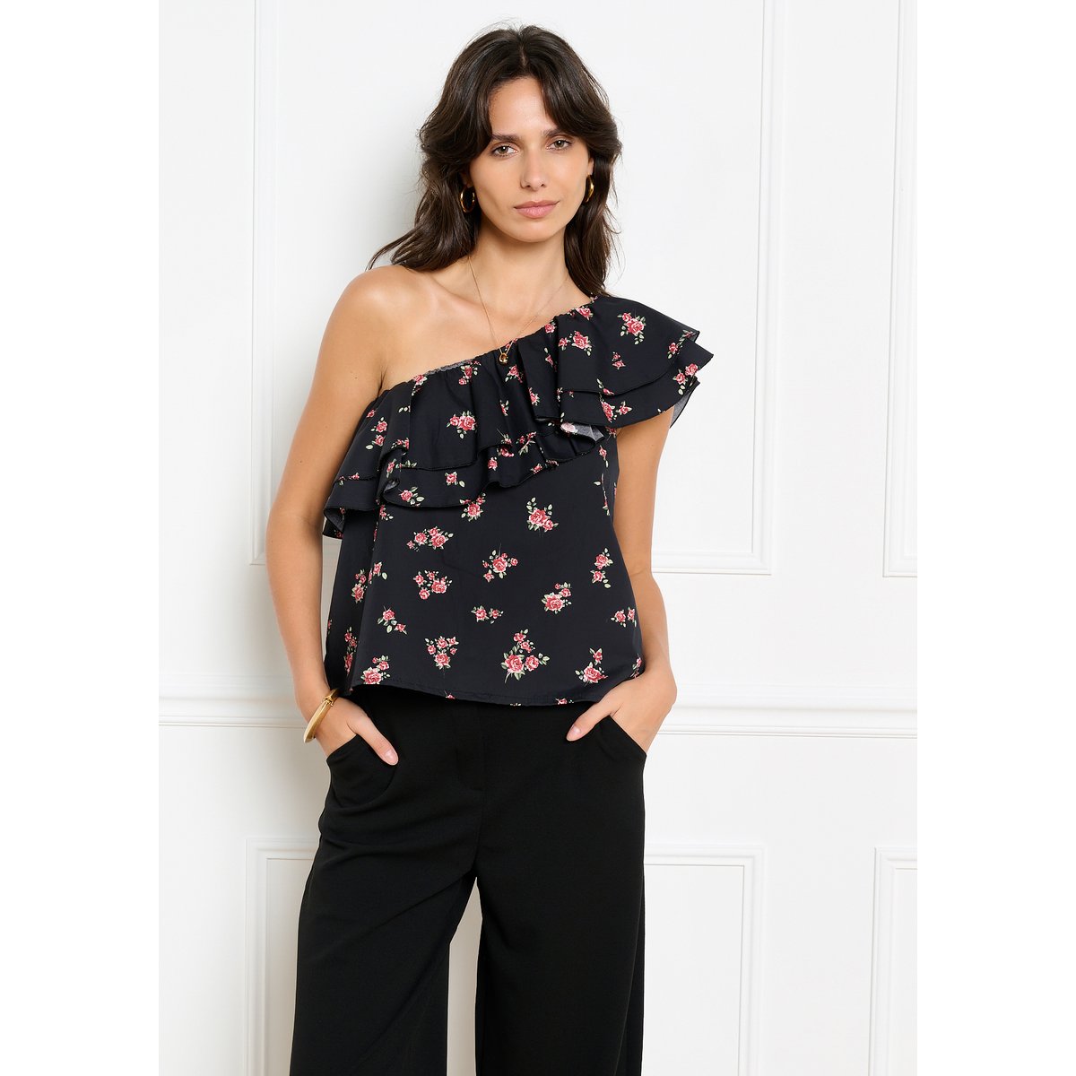 Top asymétrique à volant fleuri noir, LOLALIZA