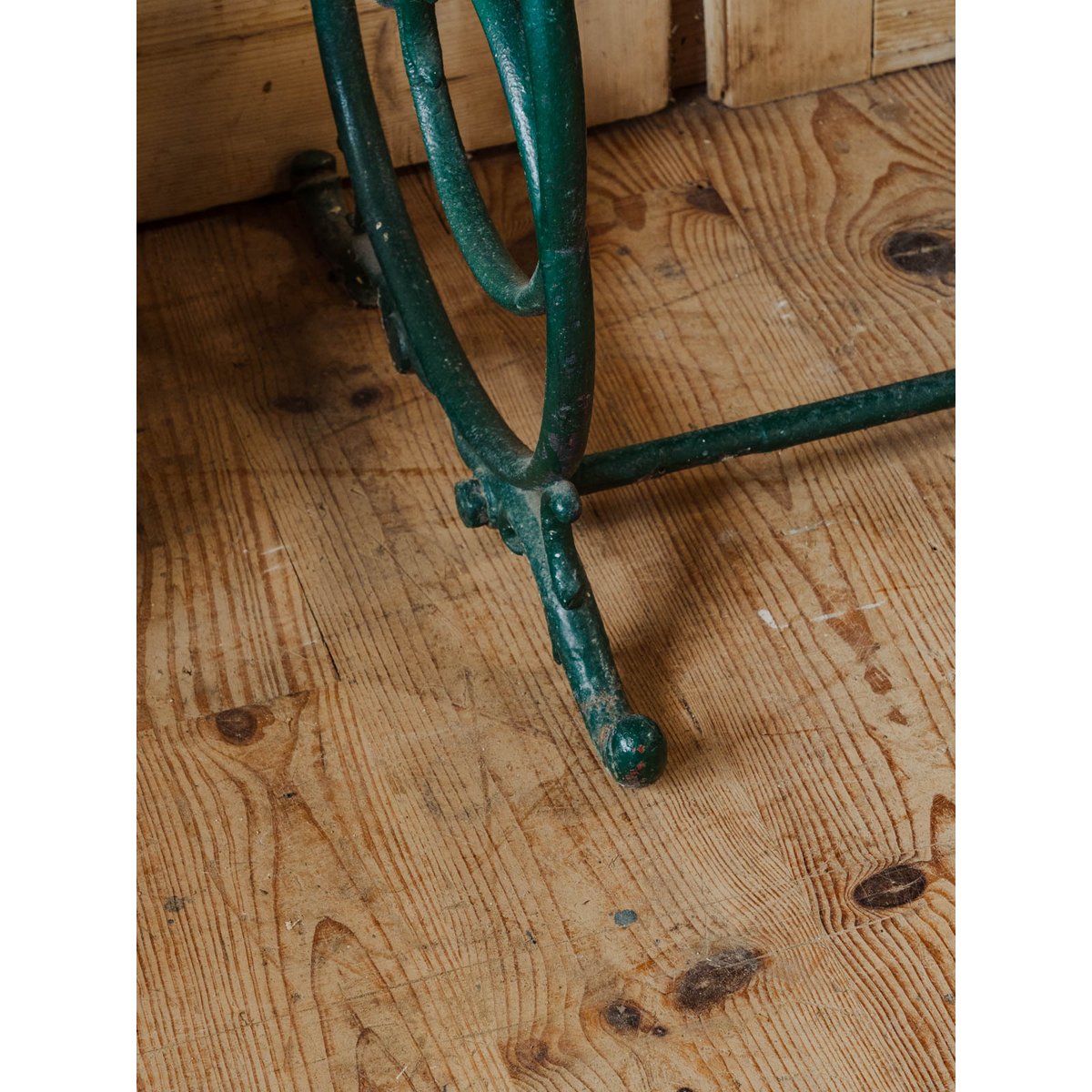 Table d'appoint en bois et fer vert Francine N°945 - Bon état vert, DEBONGOUT