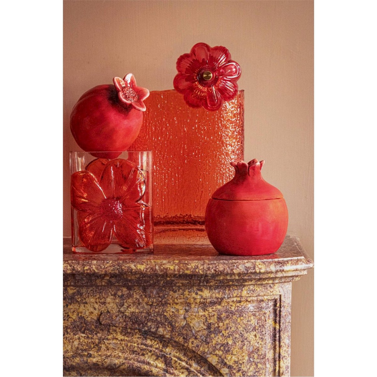 Vase rectangulaire en verre à relief orange opaque, RECOLLECTION