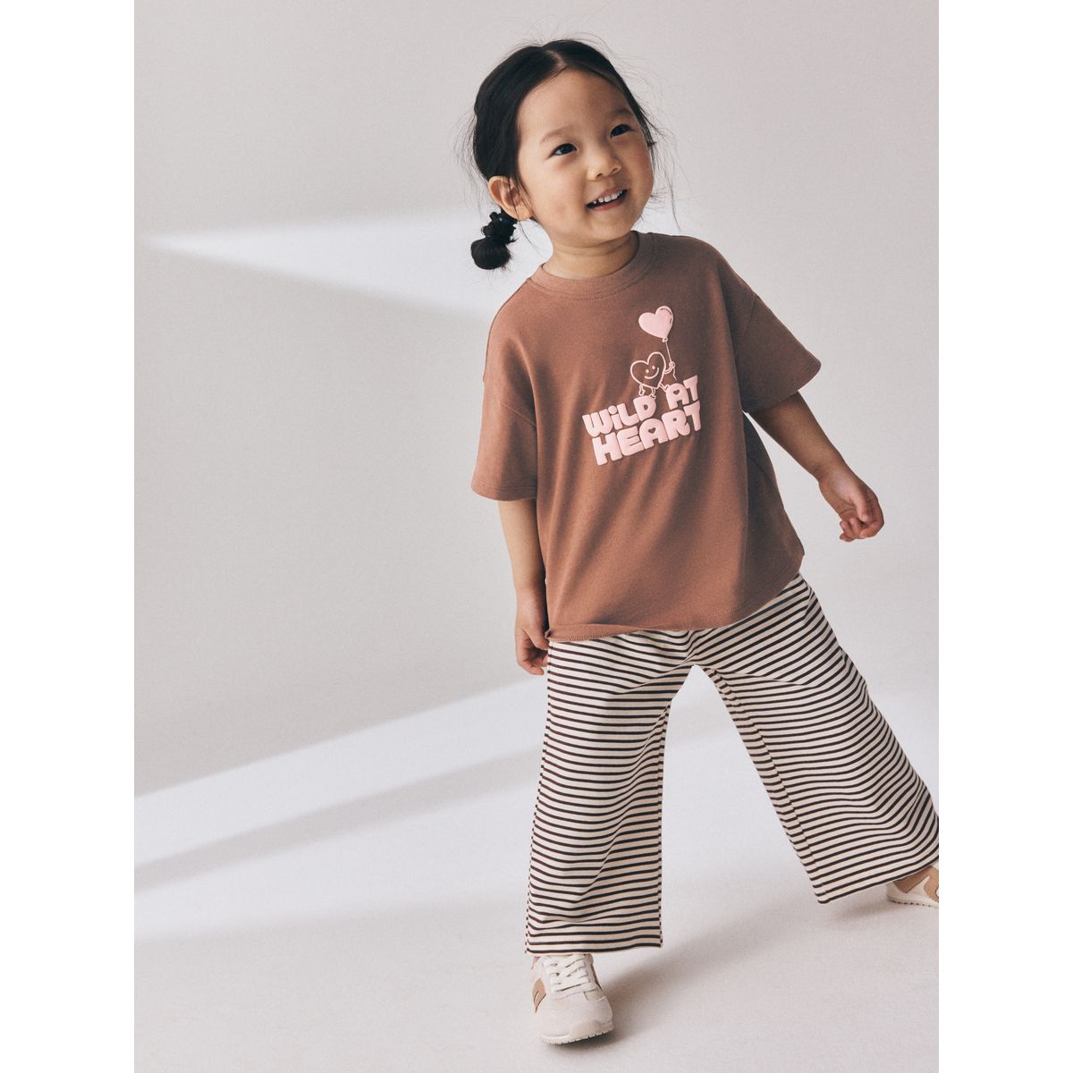 Ensemble t-shirt et pantalon large rayures cœur marron, NEXT