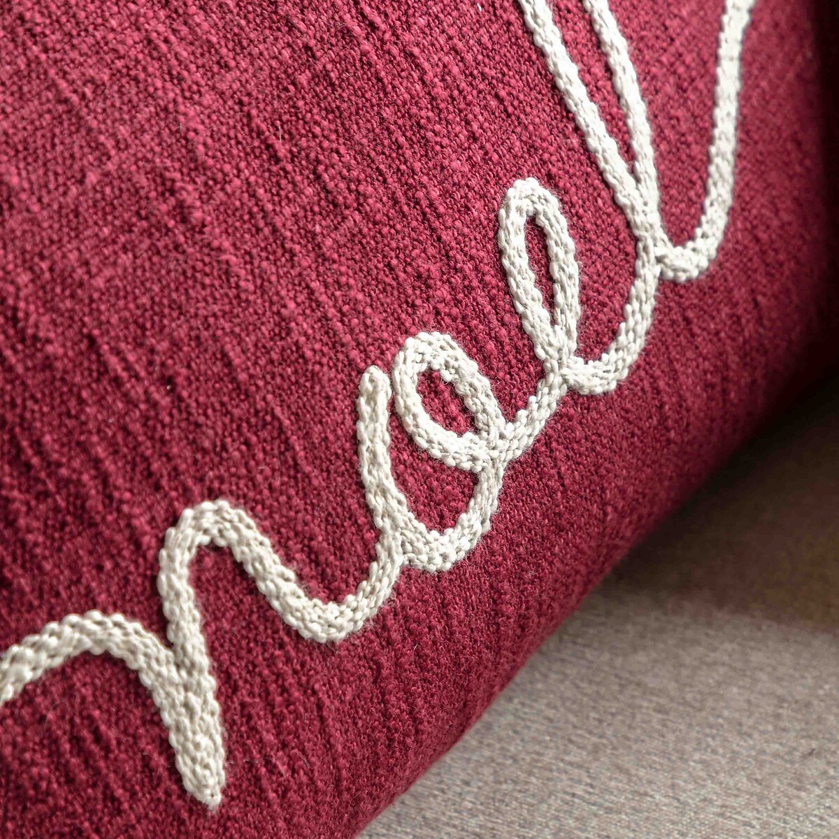Vintage Noel Embroidered Cushion red, ÉDITÉ