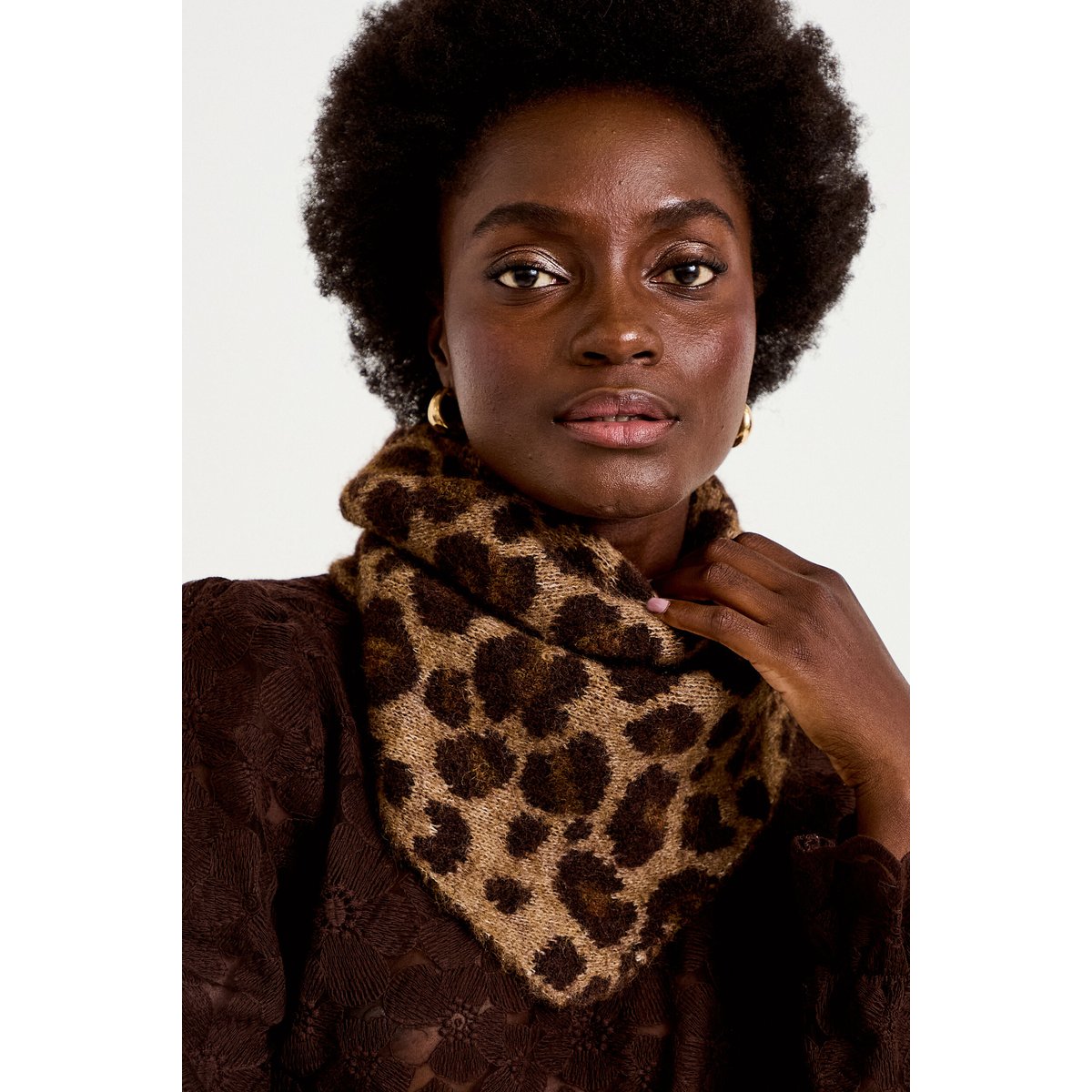 Foulard noir, CACHE CACHE