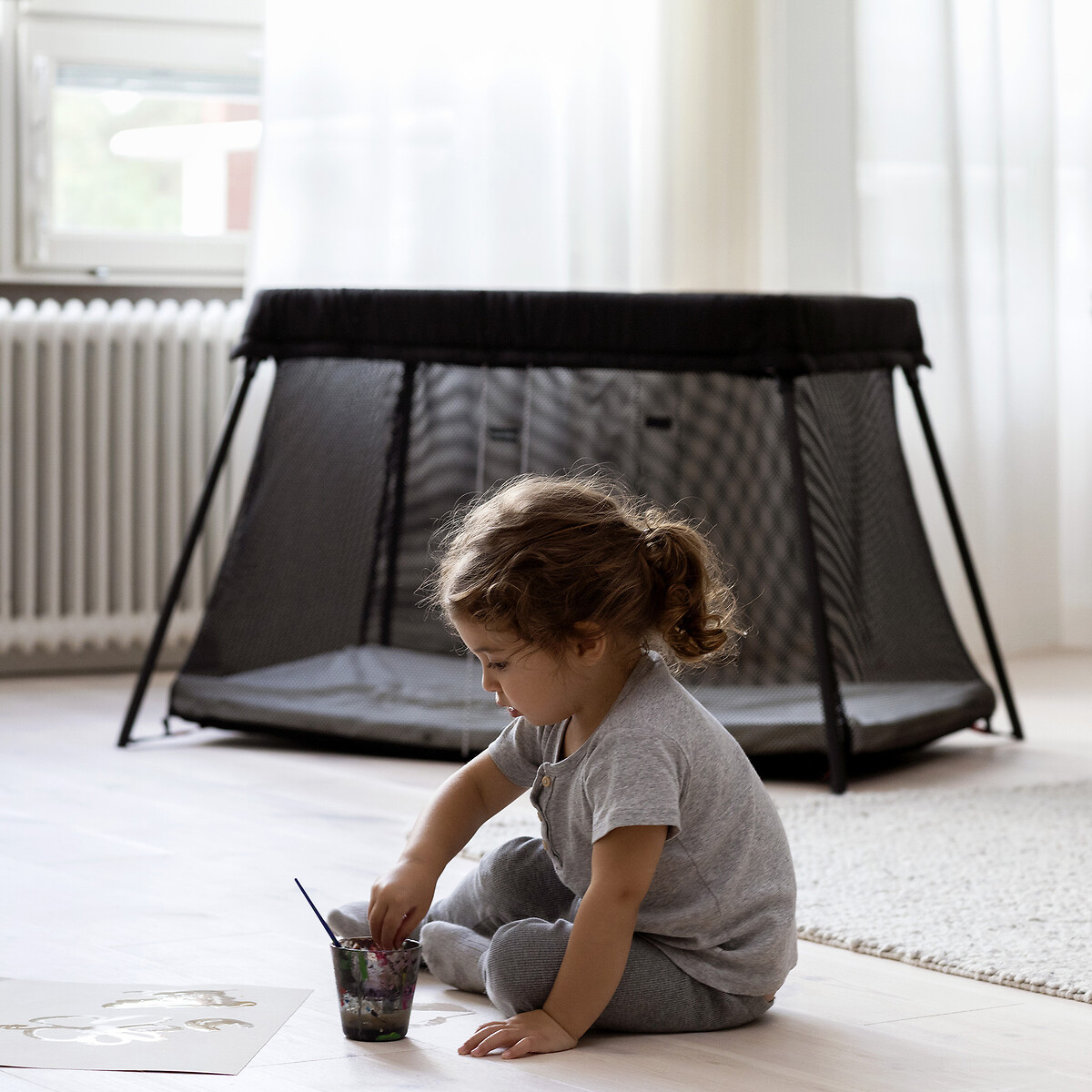 Pack lit parapluie light avec drap housse noir, BABYBJORN